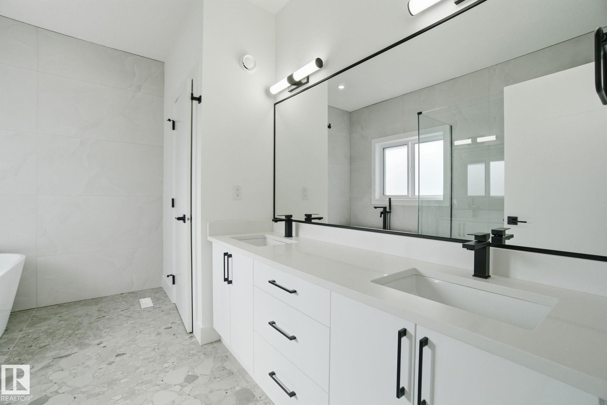 7603 92 Avenue Nw, Edmonton, AB - Indoor Photo Showing Bathroom