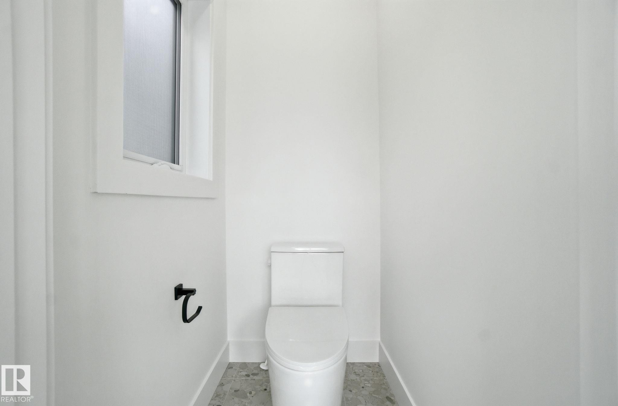 7603 92 Avenue Nw, Edmonton, AB - Indoor