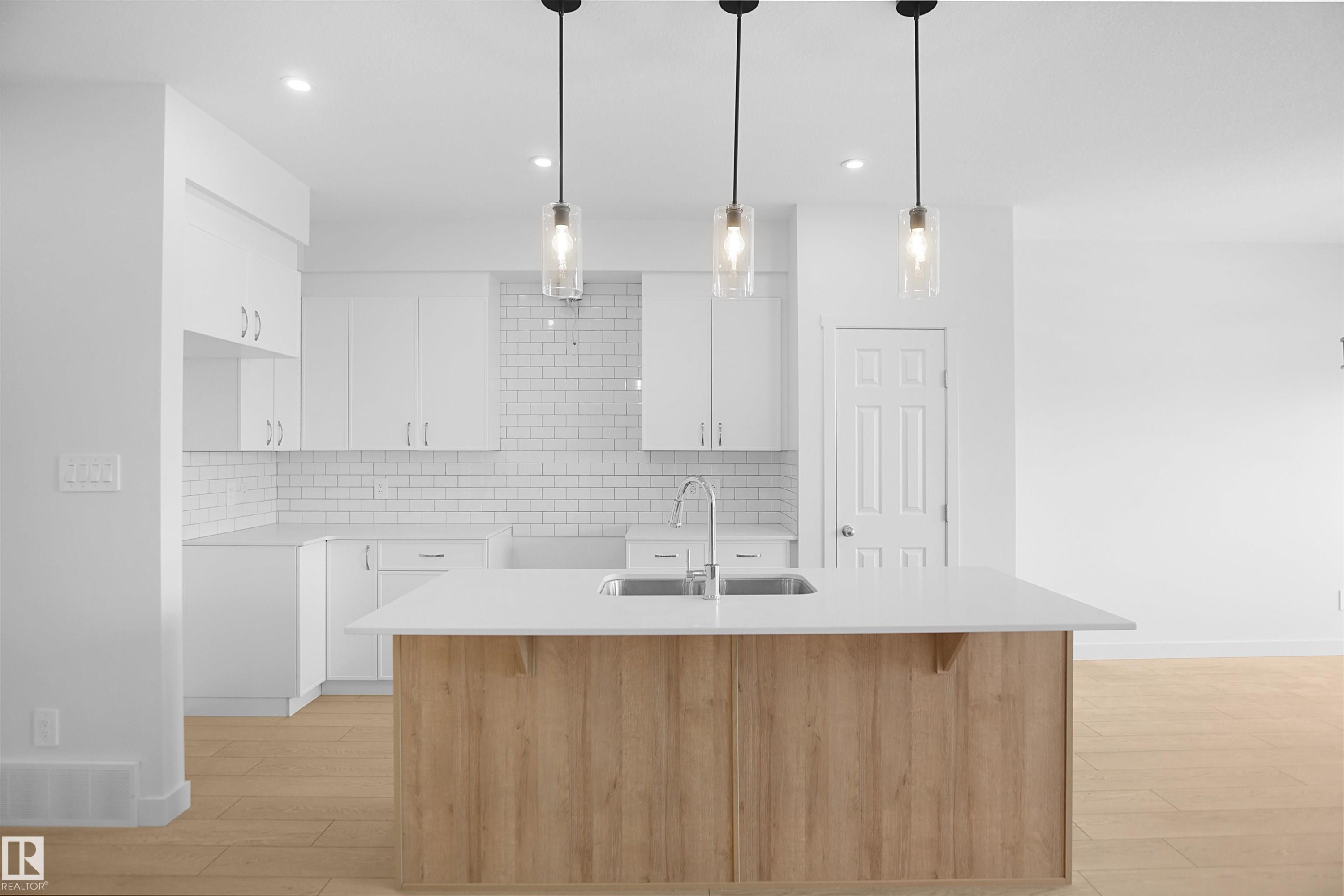 8504 183 Avenue Nw, Edmonton, AB - Indoor Photo Showing Kitchen With Upgraded Kitchen