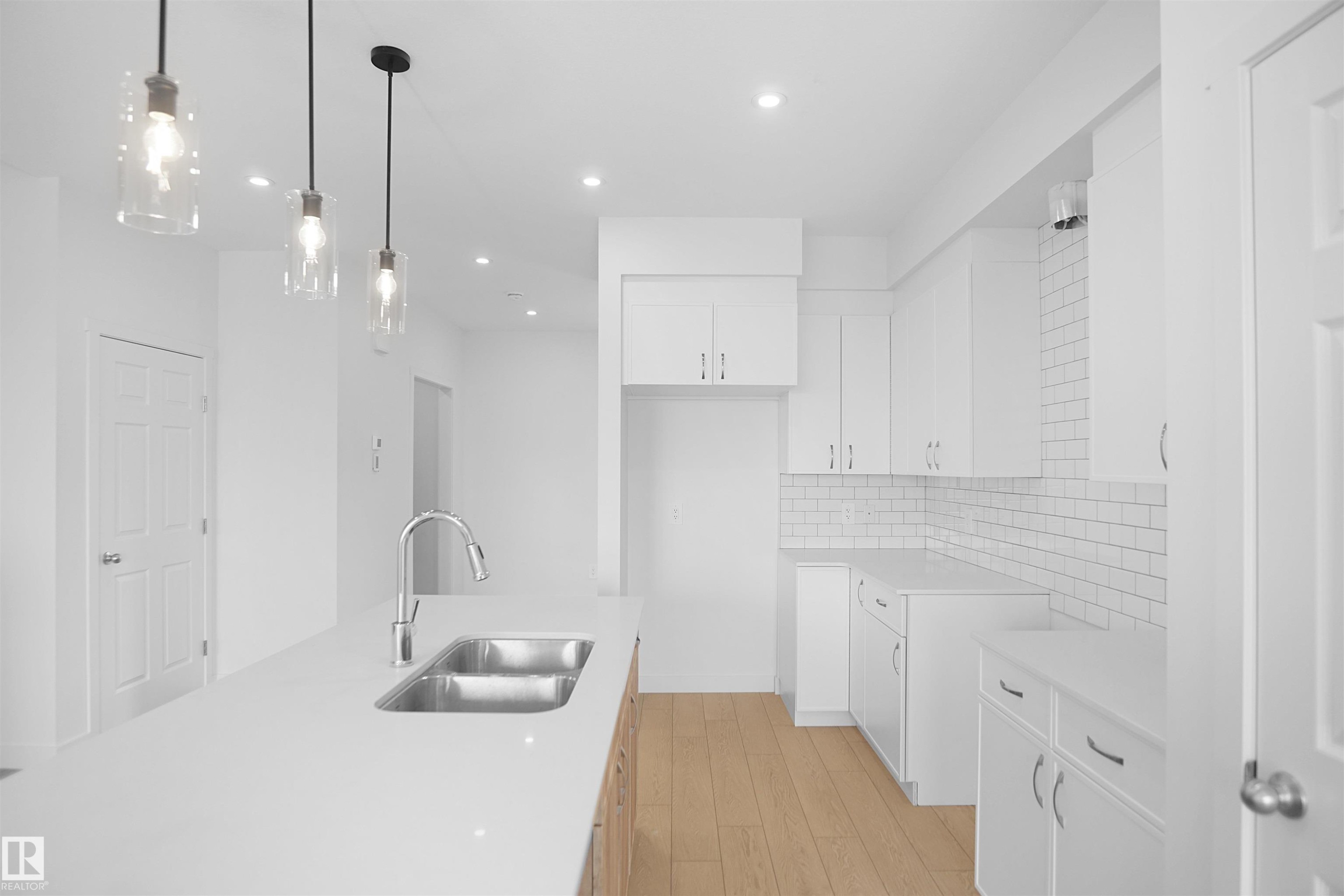 8504 183 Avenue Nw, Edmonton, AB - Indoor Photo Showing Kitchen With Double Sink