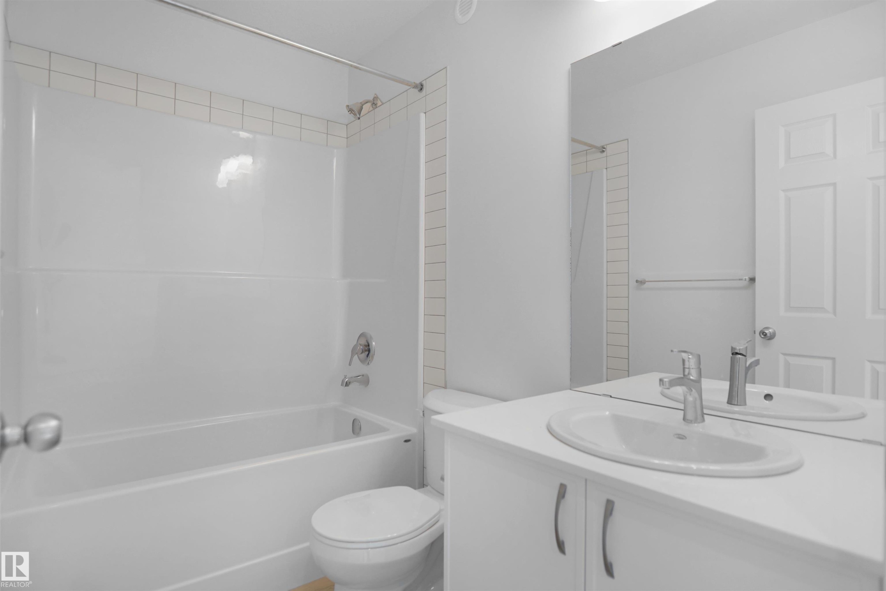 8504 183 Avenue Nw, Edmonton, AB - Indoor Photo Showing Bathroom