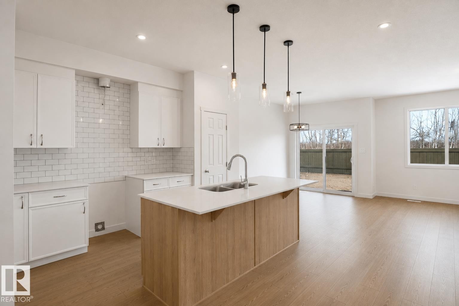 8504 183 Avenue Nw, Edmonton, AB - Indoor Photo Showing Kitchen With Double Sink With Upgraded Kitchen