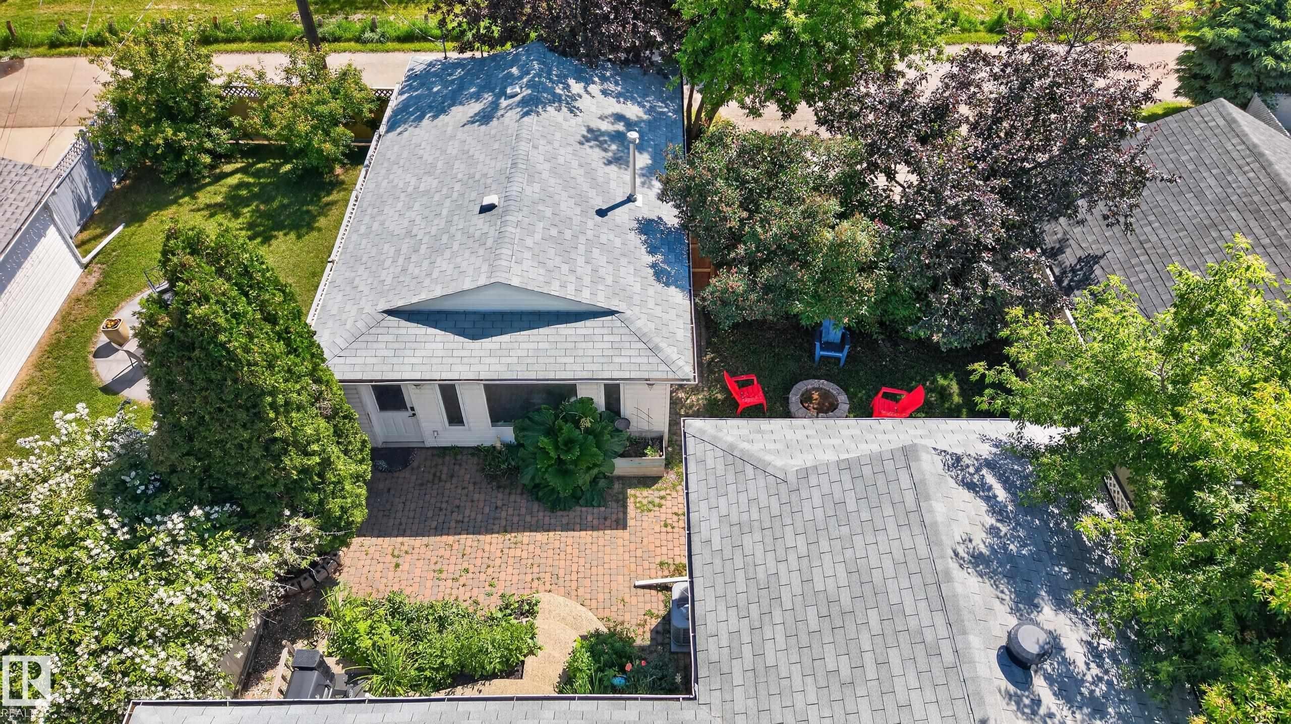 Expansive brick paver patio with surrounding landscaping - 11015 122 Street, Edmonton, AB