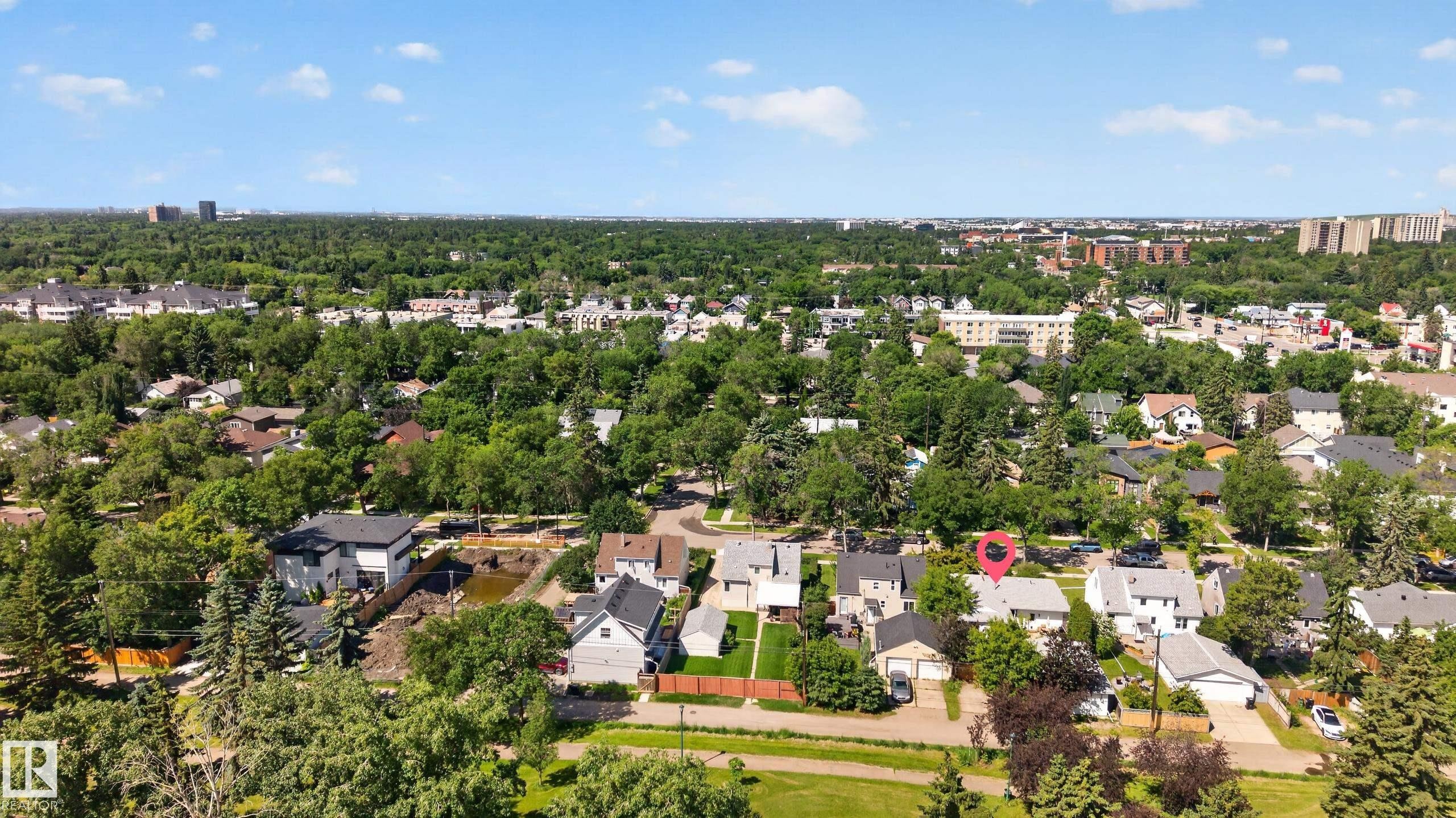 Expansive residential area featuring numerous mature trees and a mix of single-family homes - 11015 122 Street, Edmonton, AB
