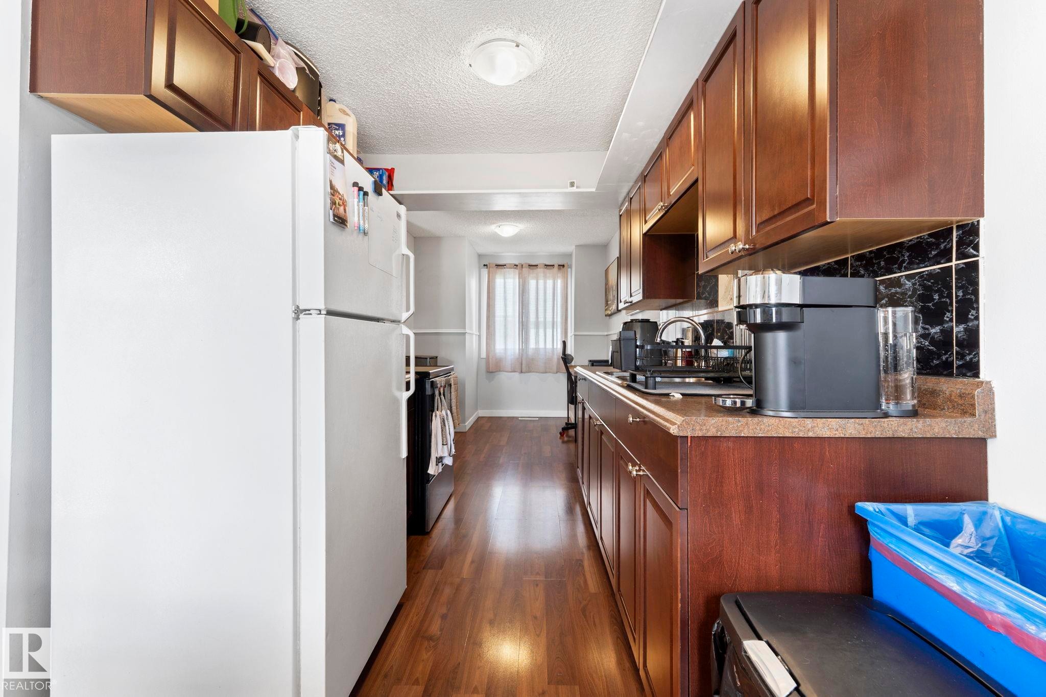 163 Cornell Crest, Edmonton, AB - Indoor Photo Showing Kitchen