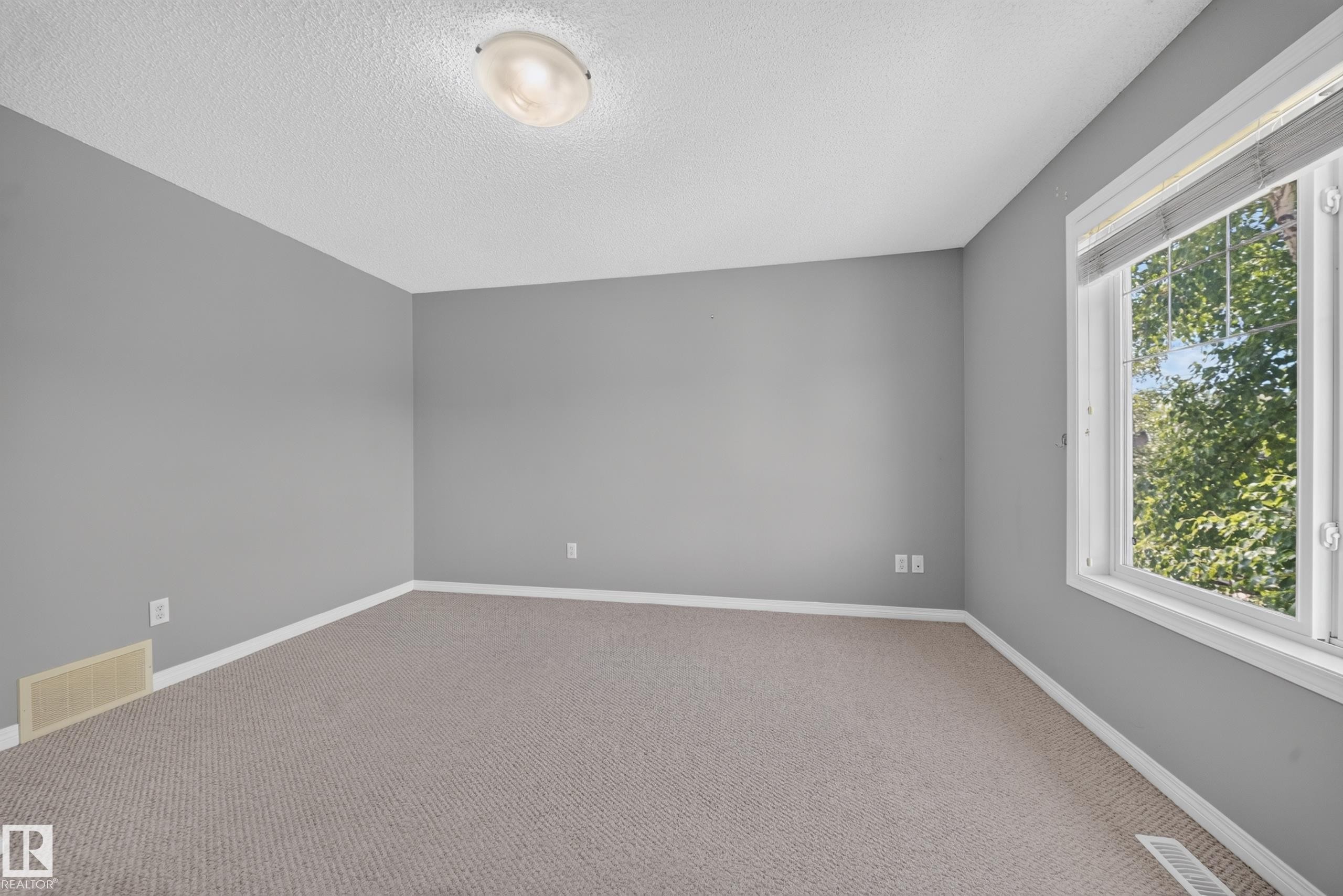 709 83 St Sw, Edmonton, AB - Indoor Photo Showing Other Room