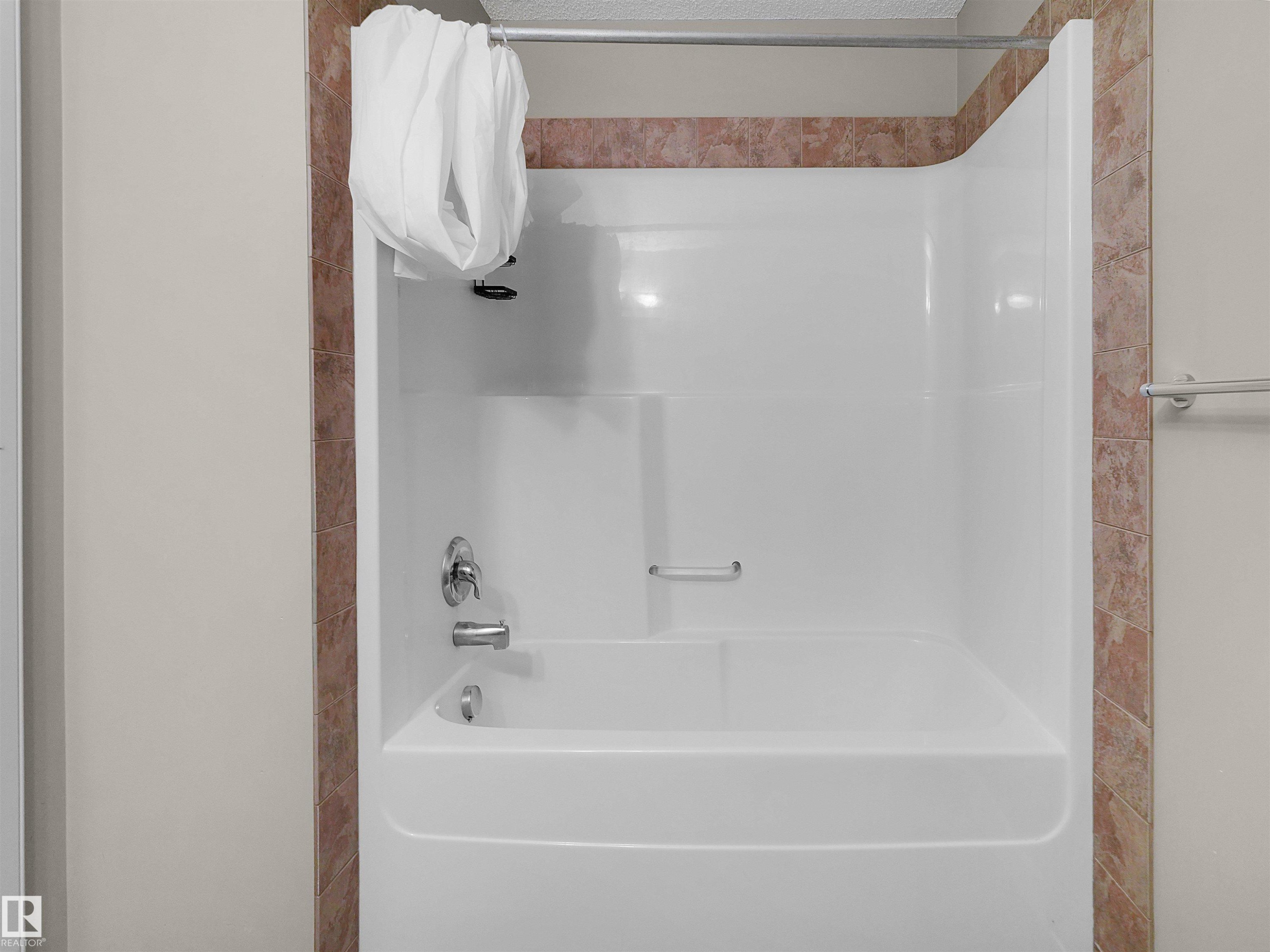 #17 6032 38 Av Nw, Edmonton, AB - Indoor Photo Showing Bathroom