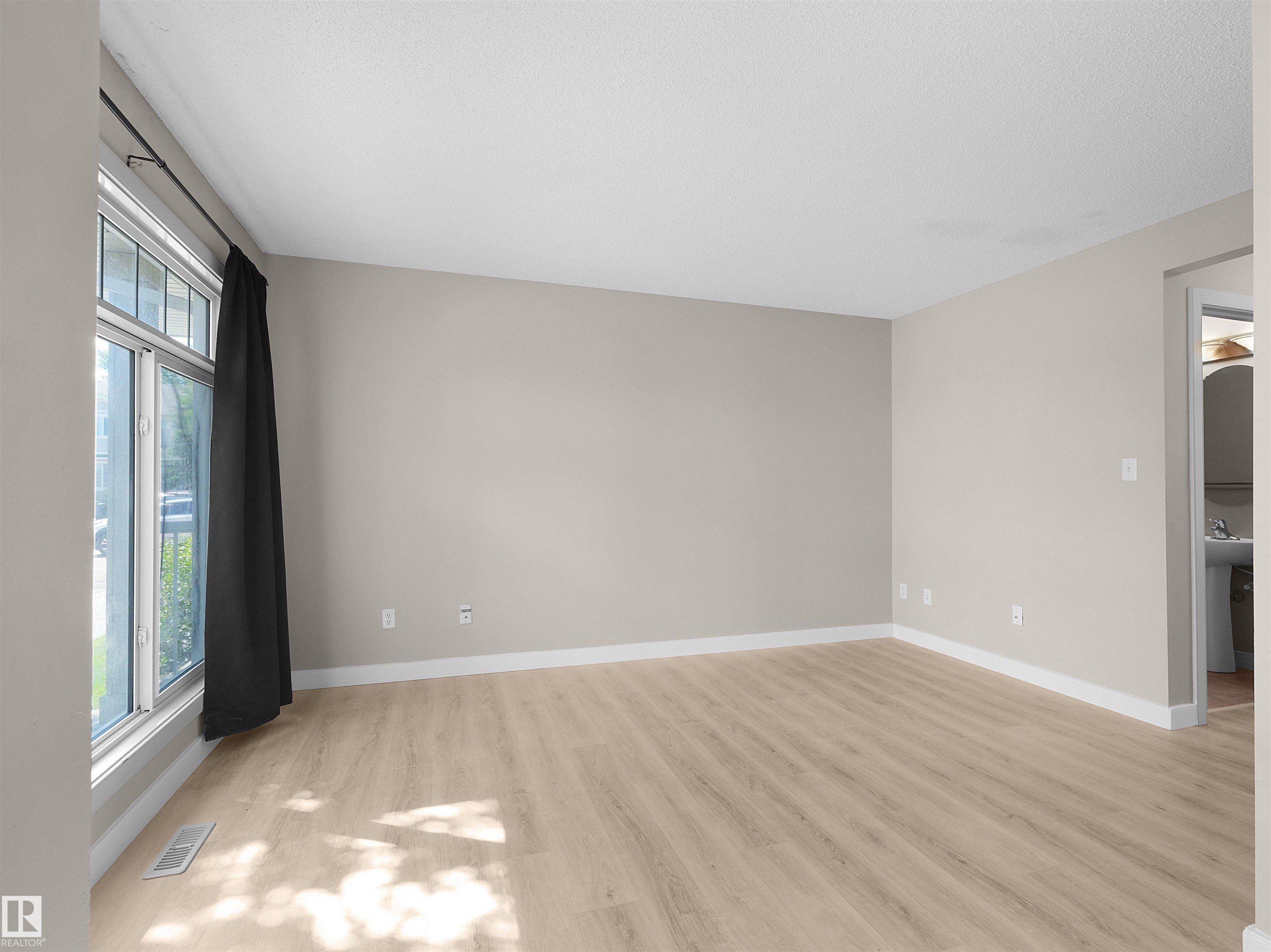 #17 6032 38 Av Nw, Edmonton, AB - Indoor Photo Showing Other Room