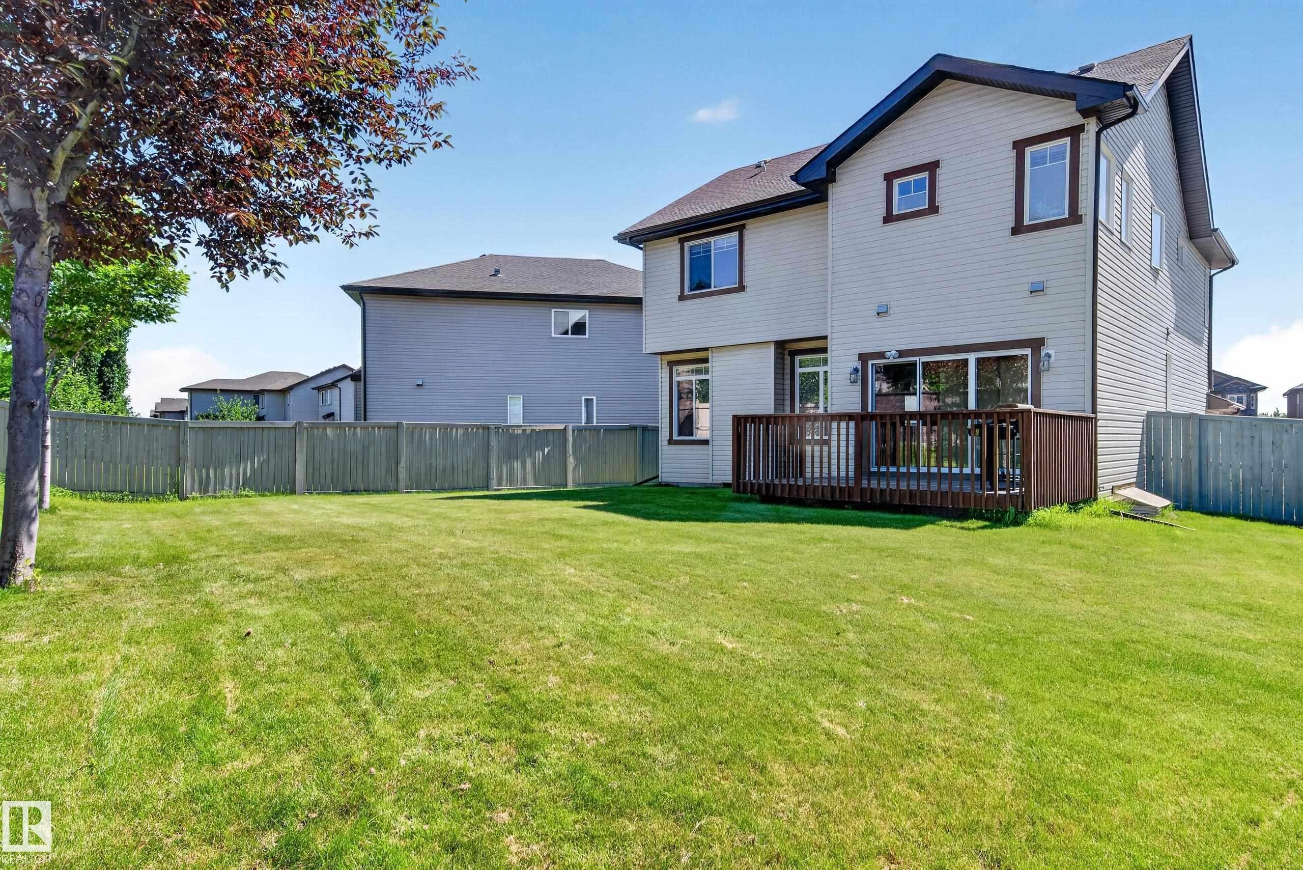 Expansive green lawn with a privacy fence - 1512 Cunningham Cape, Edmonton, AB