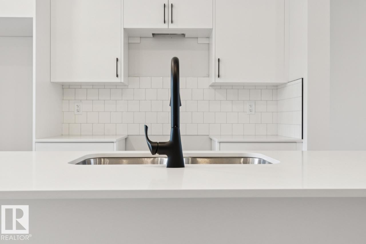 7450 Klapstein Crescent Sw, Edmonton, AB - Indoor Photo Showing Kitchen With Double Sink
