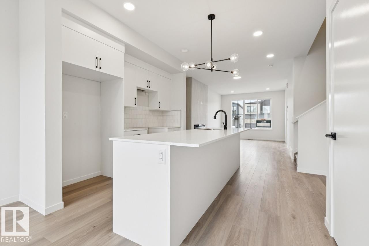 7450 Klapstein Crescent Sw, Edmonton, AB - Indoor Photo Showing Kitchen