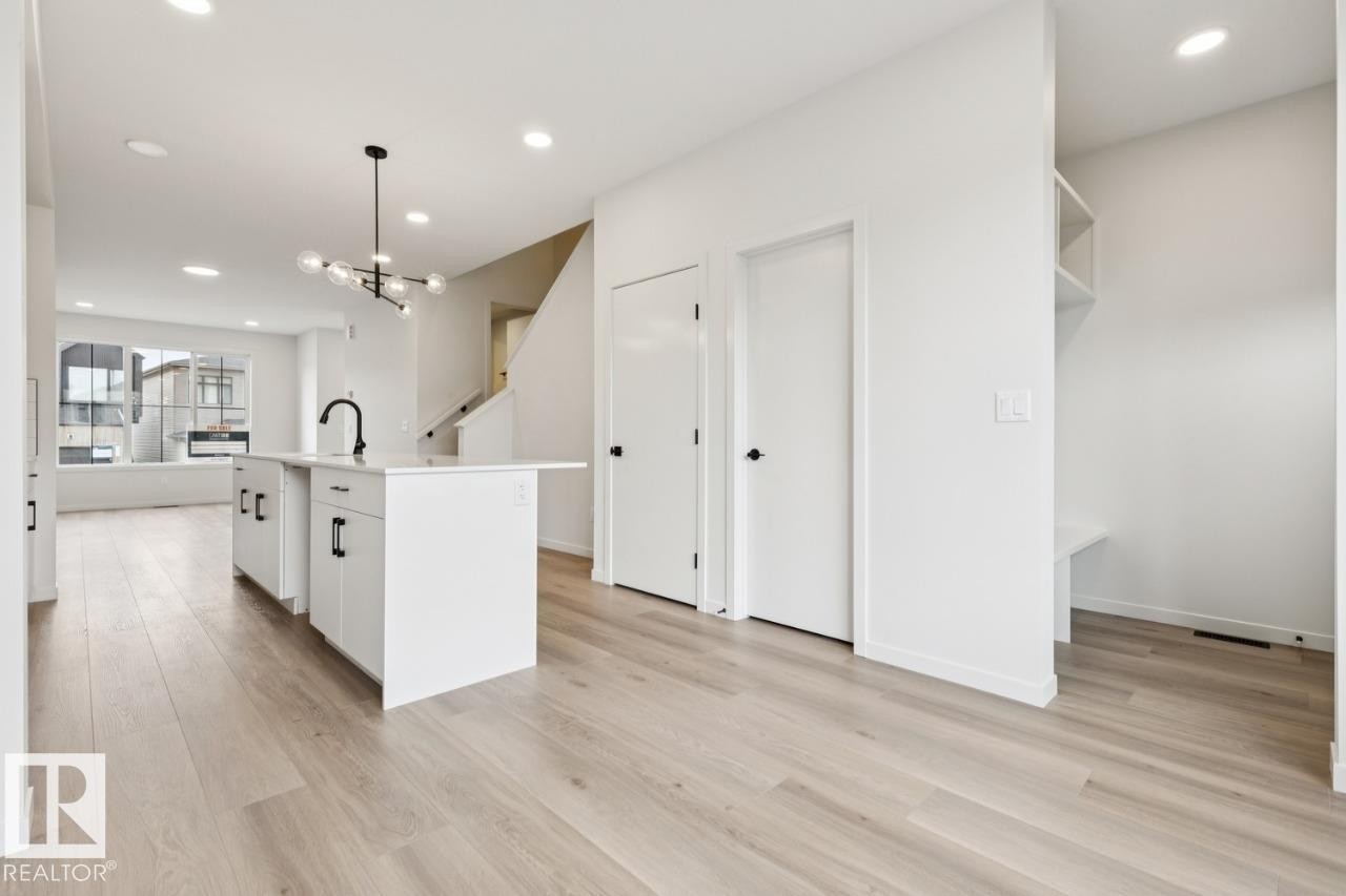 7450 Klapstein Crescent Sw, Edmonton, AB - Indoor Photo Showing Kitchen