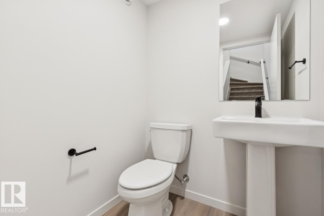 7450 Klapstein Crescent Sw, Edmonton, AB - Indoor Photo Showing Bathroom