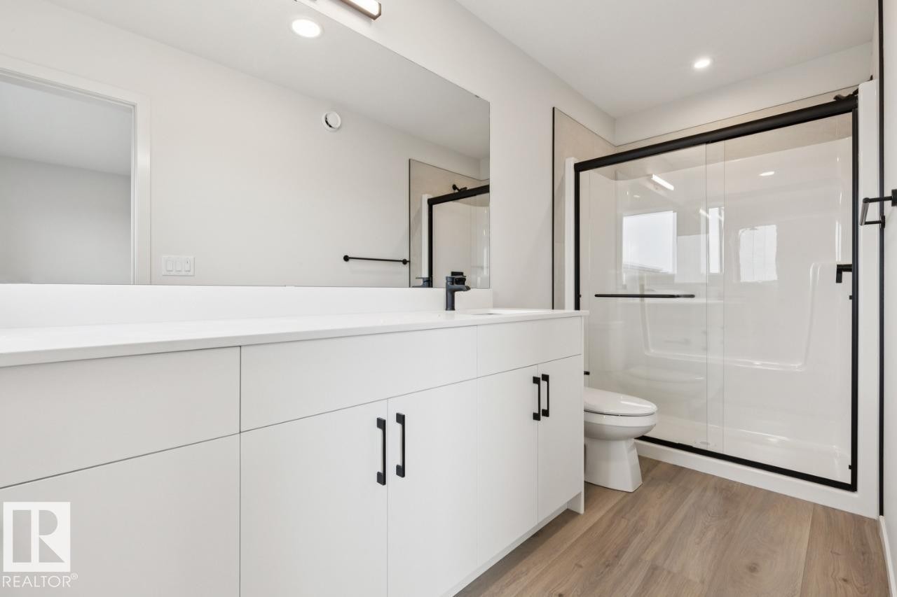 7450 Klapstein Crescent Sw, Edmonton, AB - Indoor Photo Showing Bathroom