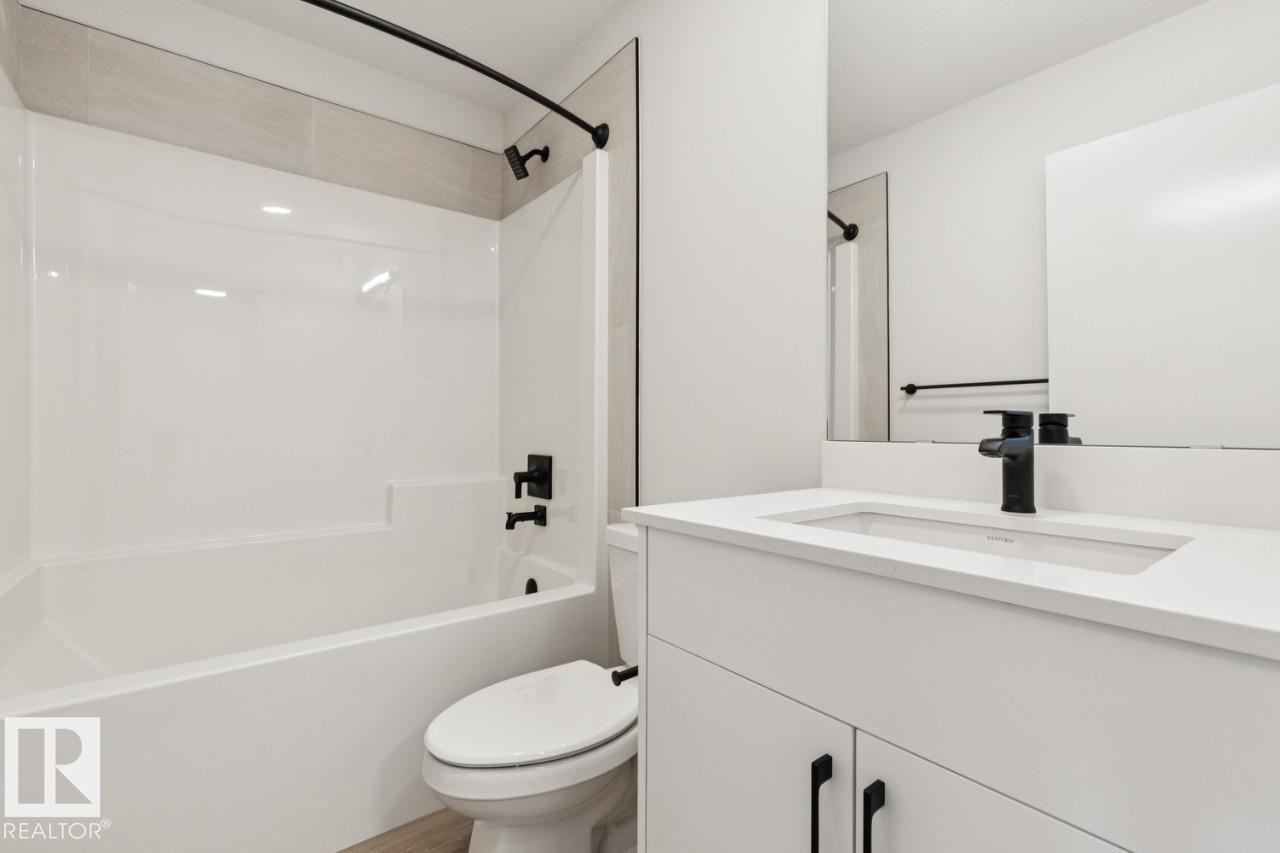 7450 Klapstein Crescent Sw, Edmonton, AB - Indoor Photo Showing Bathroom