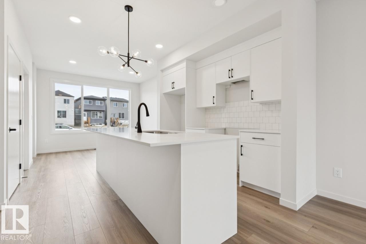 7450 Klapstein Crescent Sw, Edmonton, AB - Indoor Photo Showing Kitchen