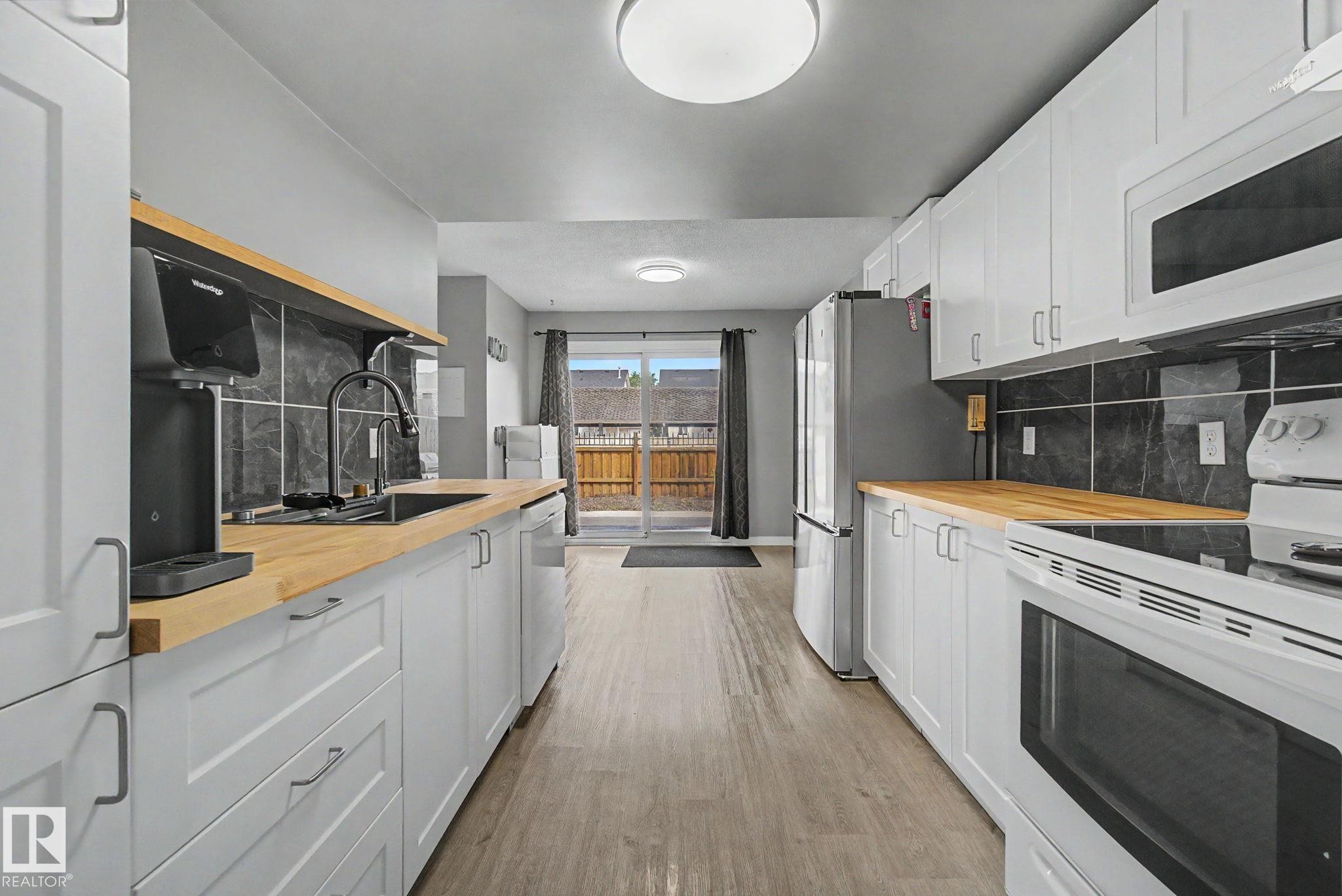 4315 46 Street, Stony Plain, AB - Indoor Photo Showing Kitchen With Double Sink