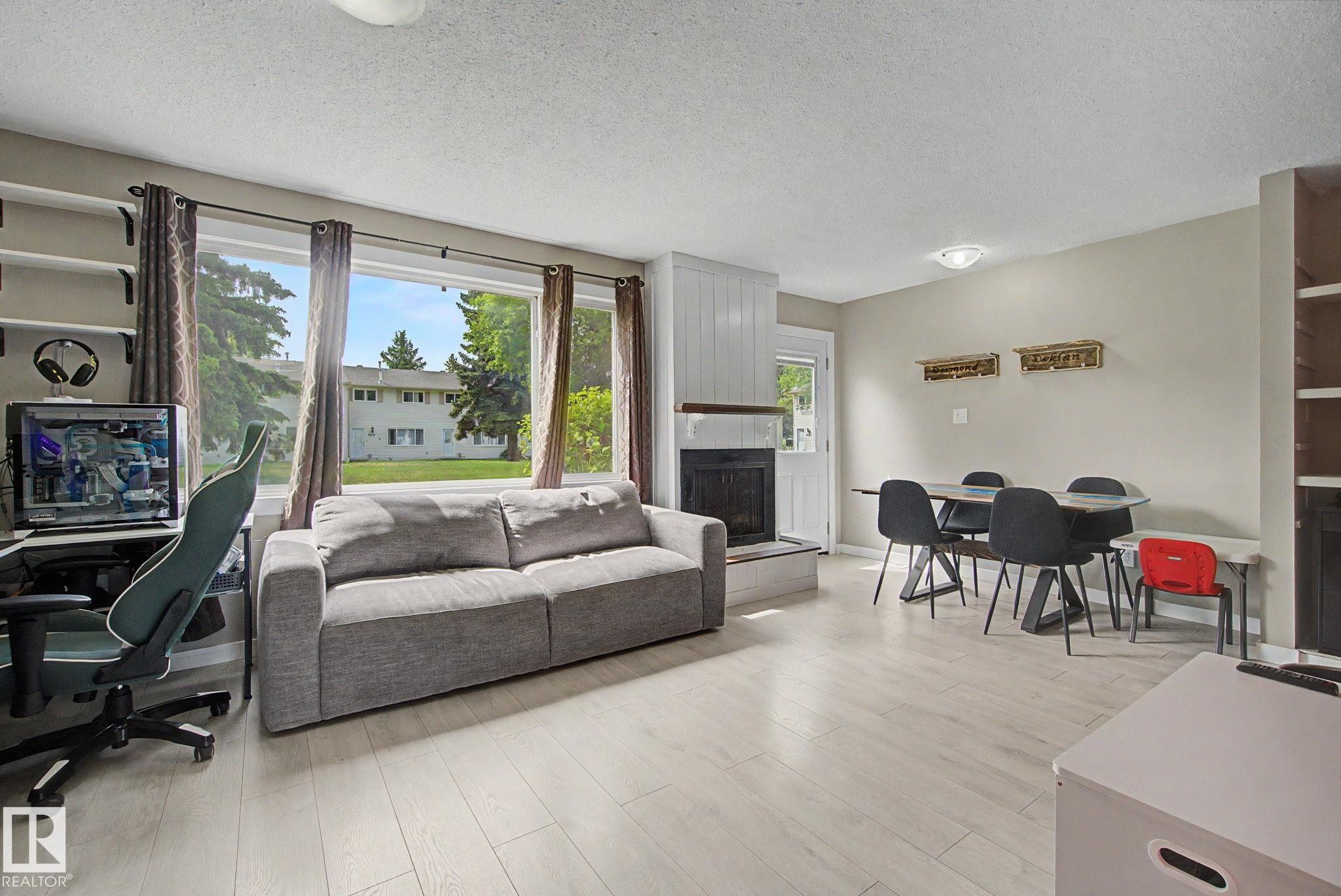 4315 46 Street, Stony Plain, AB - Indoor Photo Showing Living Room