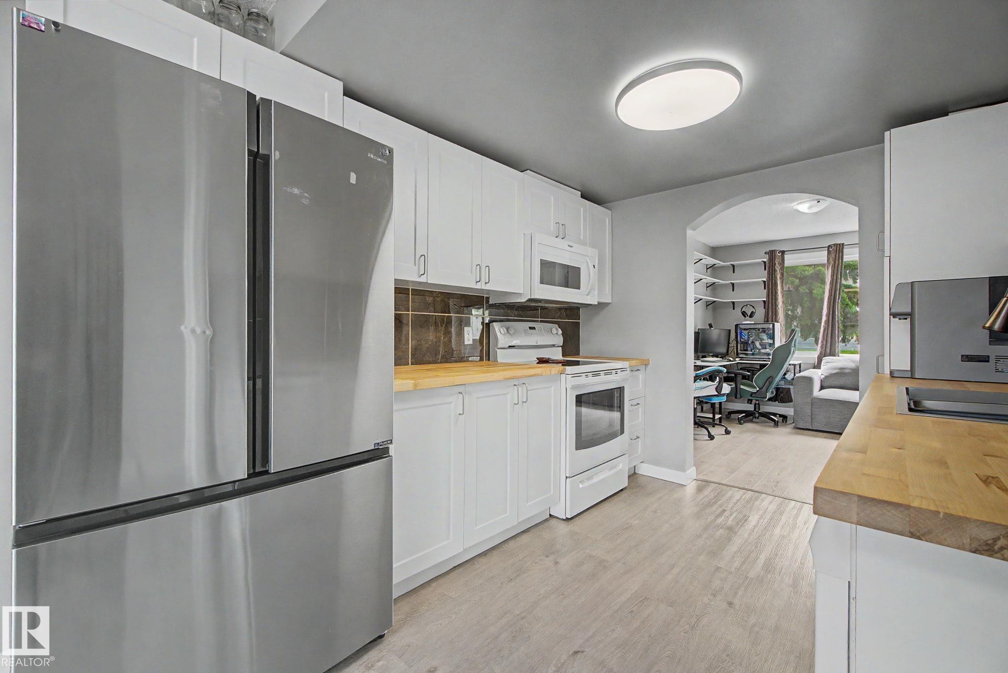 4315 46 Street, Stony Plain, AB - Indoor Photo Showing Kitchen