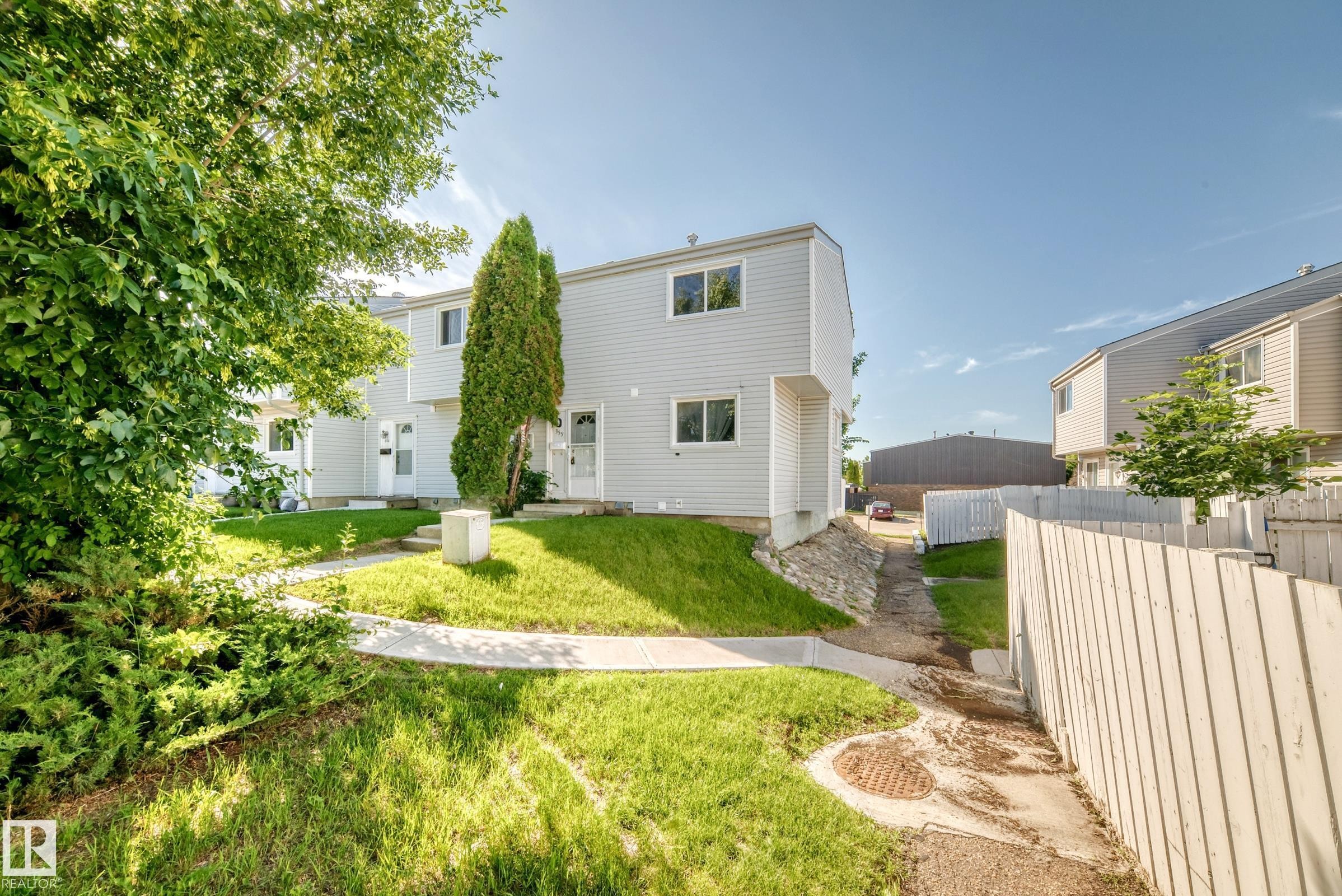 Light gray siding exterior with multiple windows - 355 Northgate Terrace, Edmonton, AB