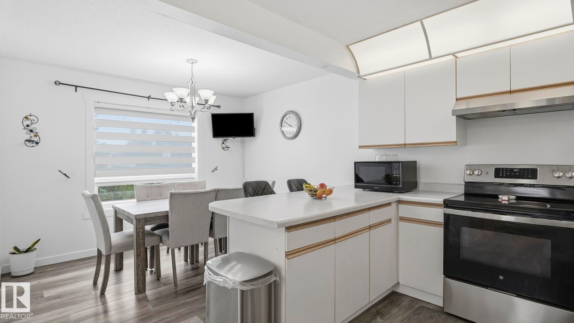 #17 9505 176 St Nw, Edmonton, AB - Indoor Photo Showing Kitchen