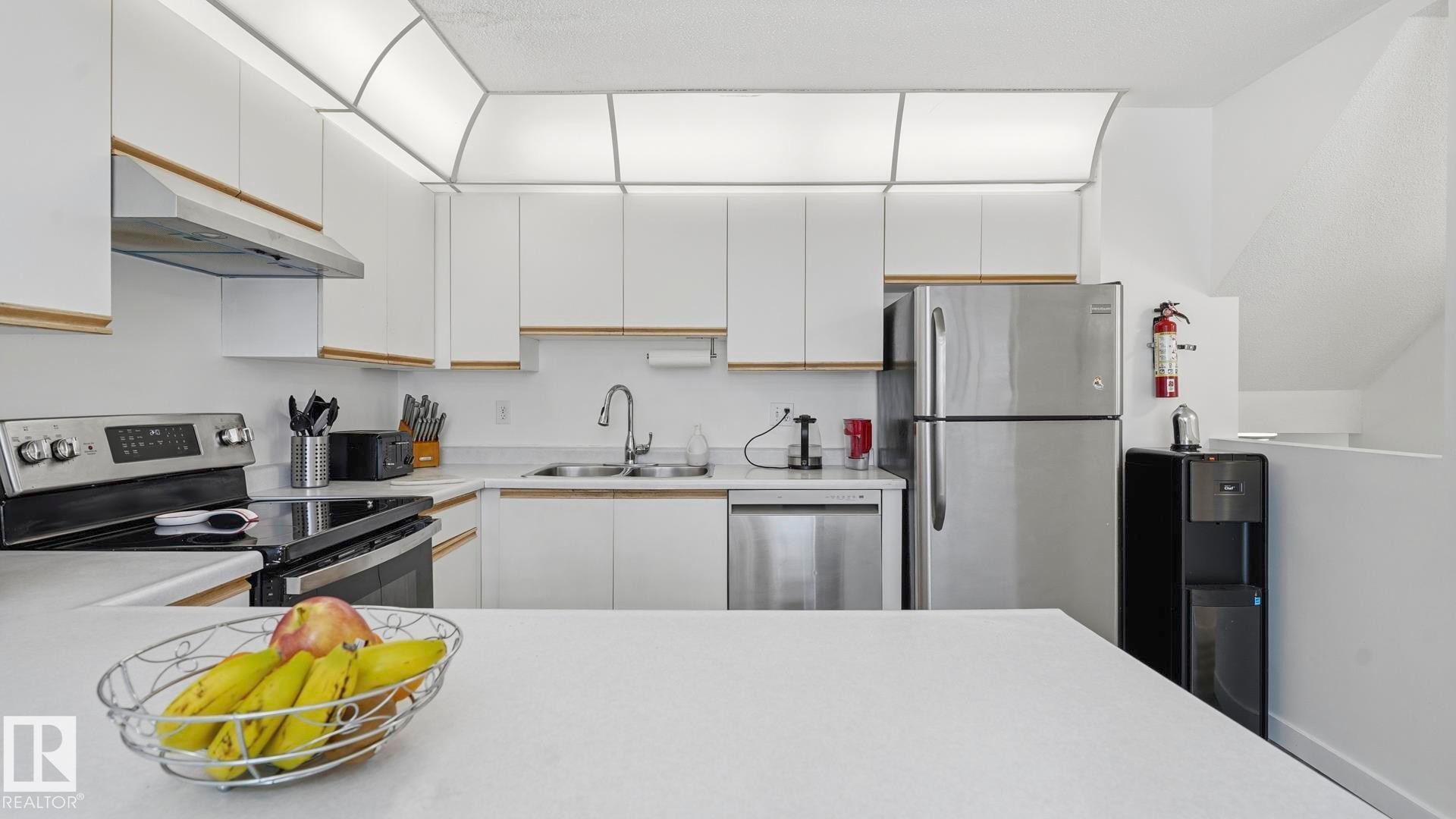 #17 9505 176 St Nw, Edmonton, AB - Indoor Photo Showing Kitchen With Double Sink