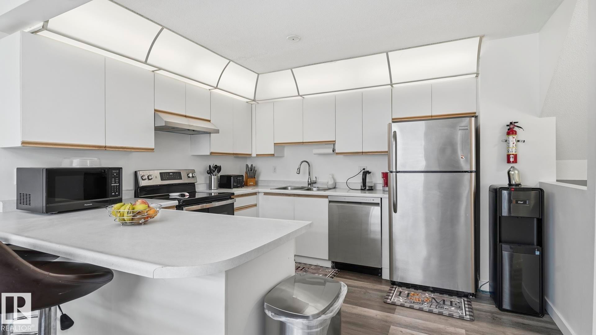 #17 9505 176 St Nw, Edmonton, AB - Indoor Photo Showing Kitchen With Double Sink