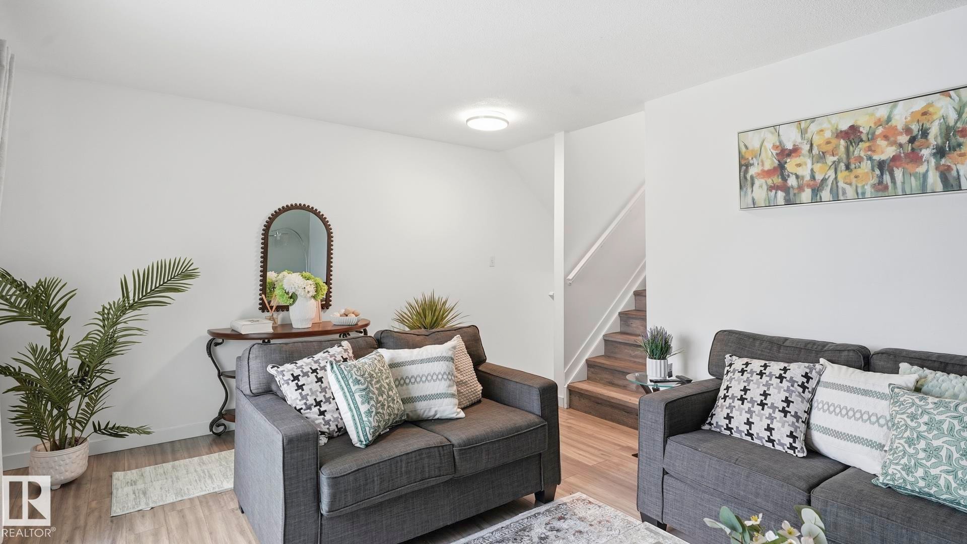 #17 9505 176 St Nw, Edmonton, AB - Indoor Photo Showing Living Room
