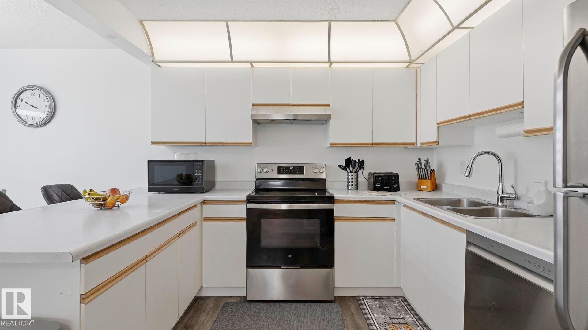 #17 9505 176 St Nw, Edmonton, AB - Indoor Photo Showing Kitchen With Double Sink
