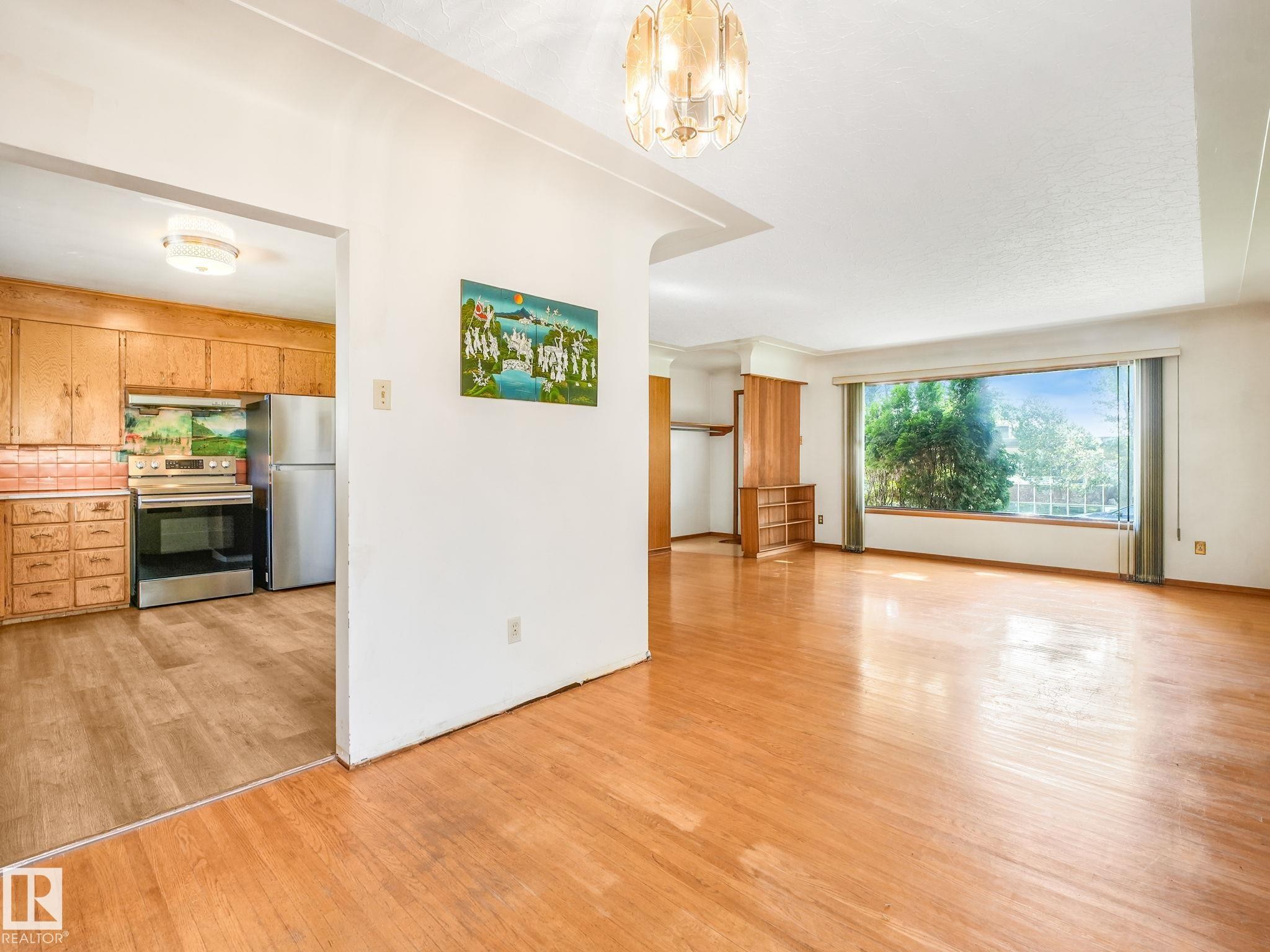 12418 125 Street Nw, Edmonton, AB - Indoor Photo Showing Kitchen