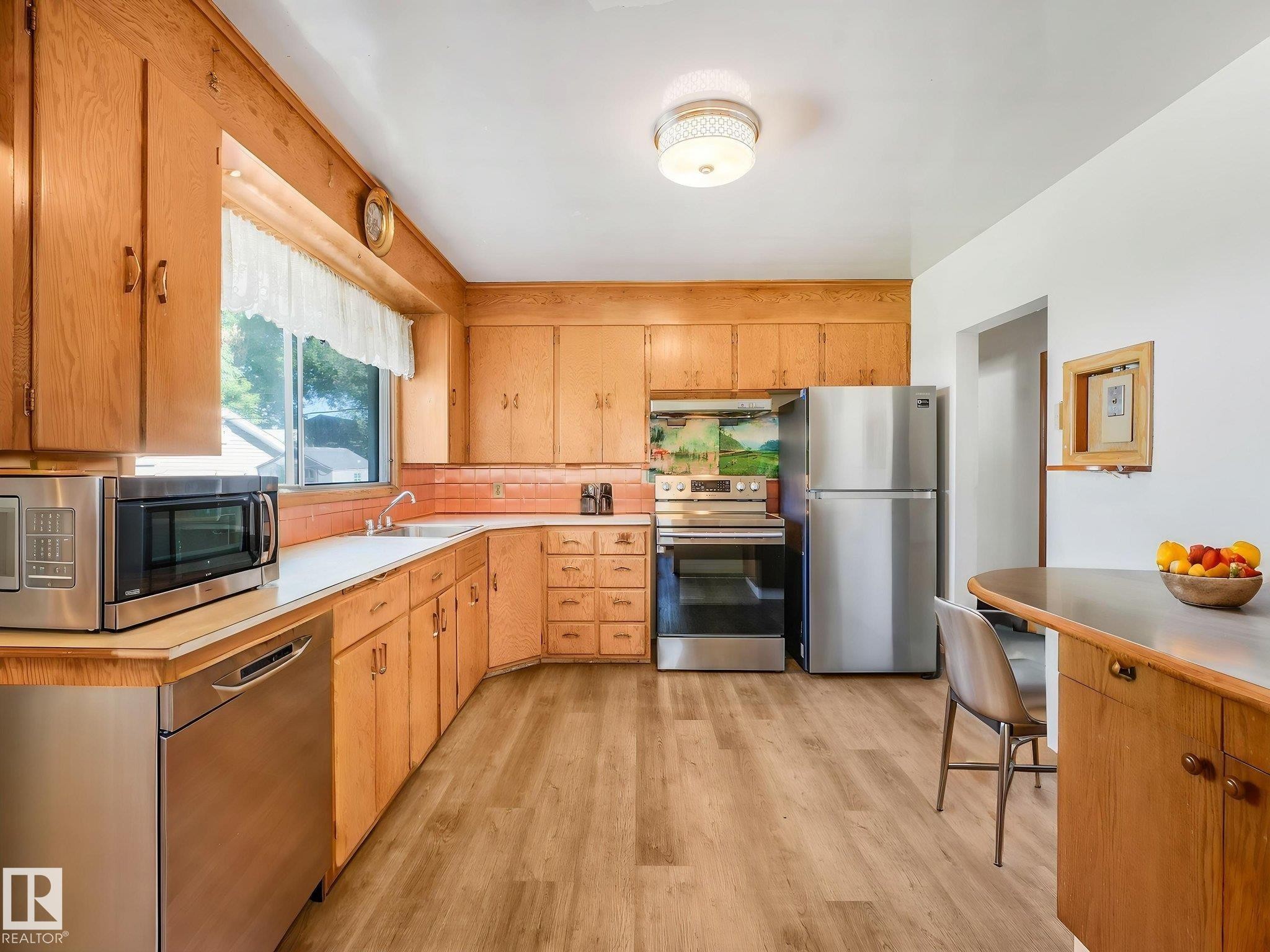 12418 125 Street Nw, Edmonton, AB - Indoor Photo Showing Kitchen