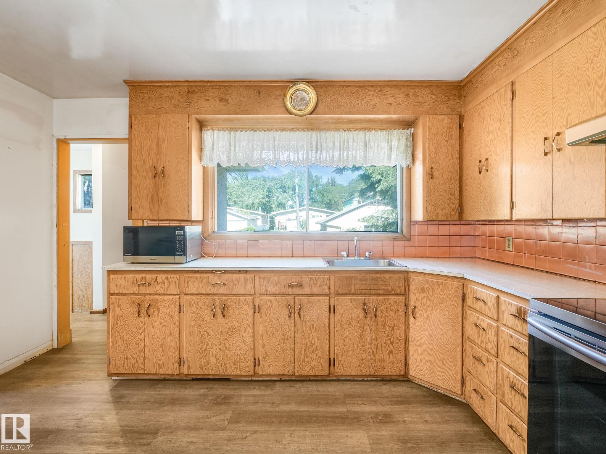 12418 125 Street Nw, Edmonton, AB - Indoor Photo Showing Kitchen