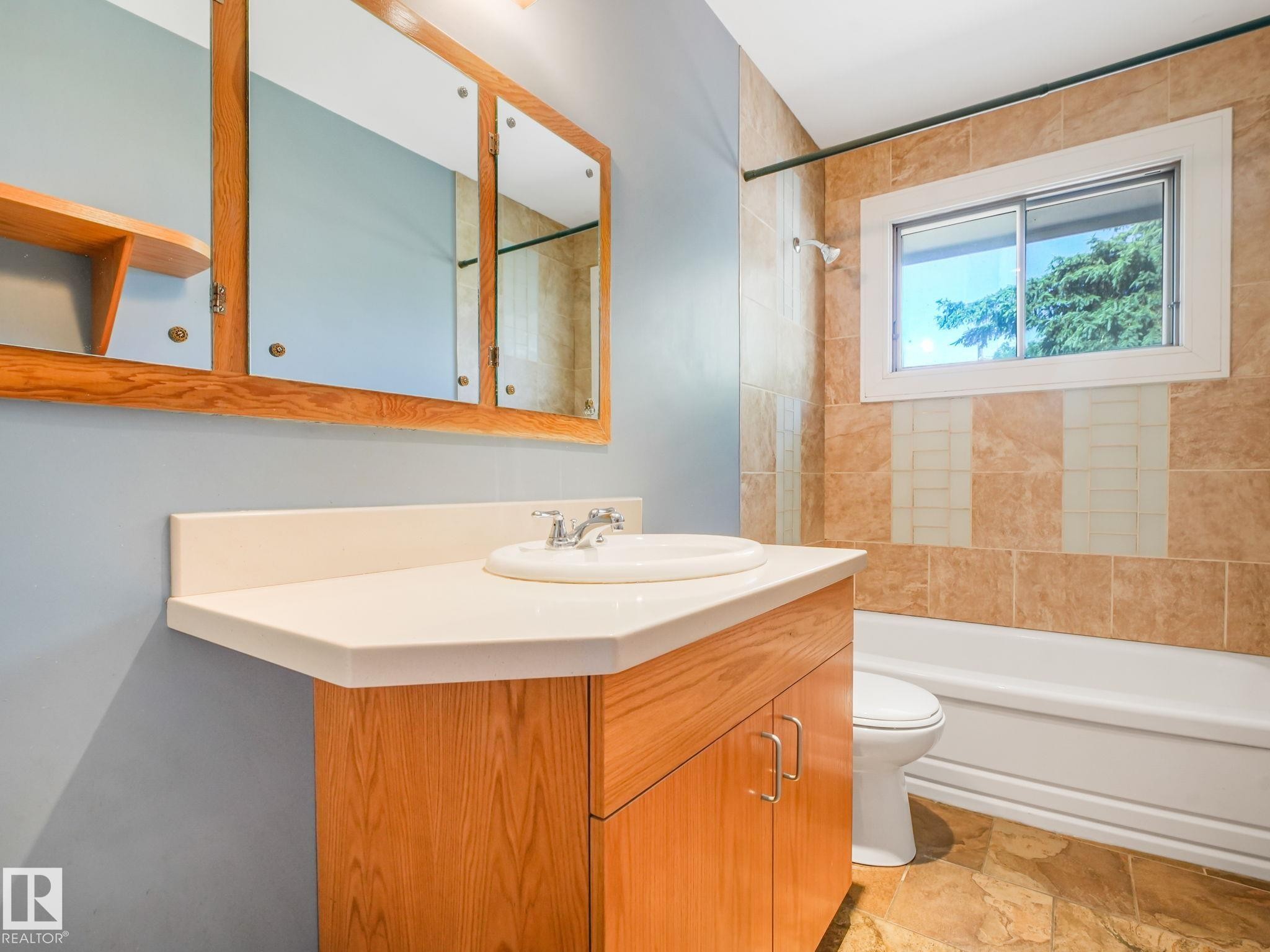 12418 125 Street Nw, Edmonton, AB - Indoor Photo Showing Bathroom