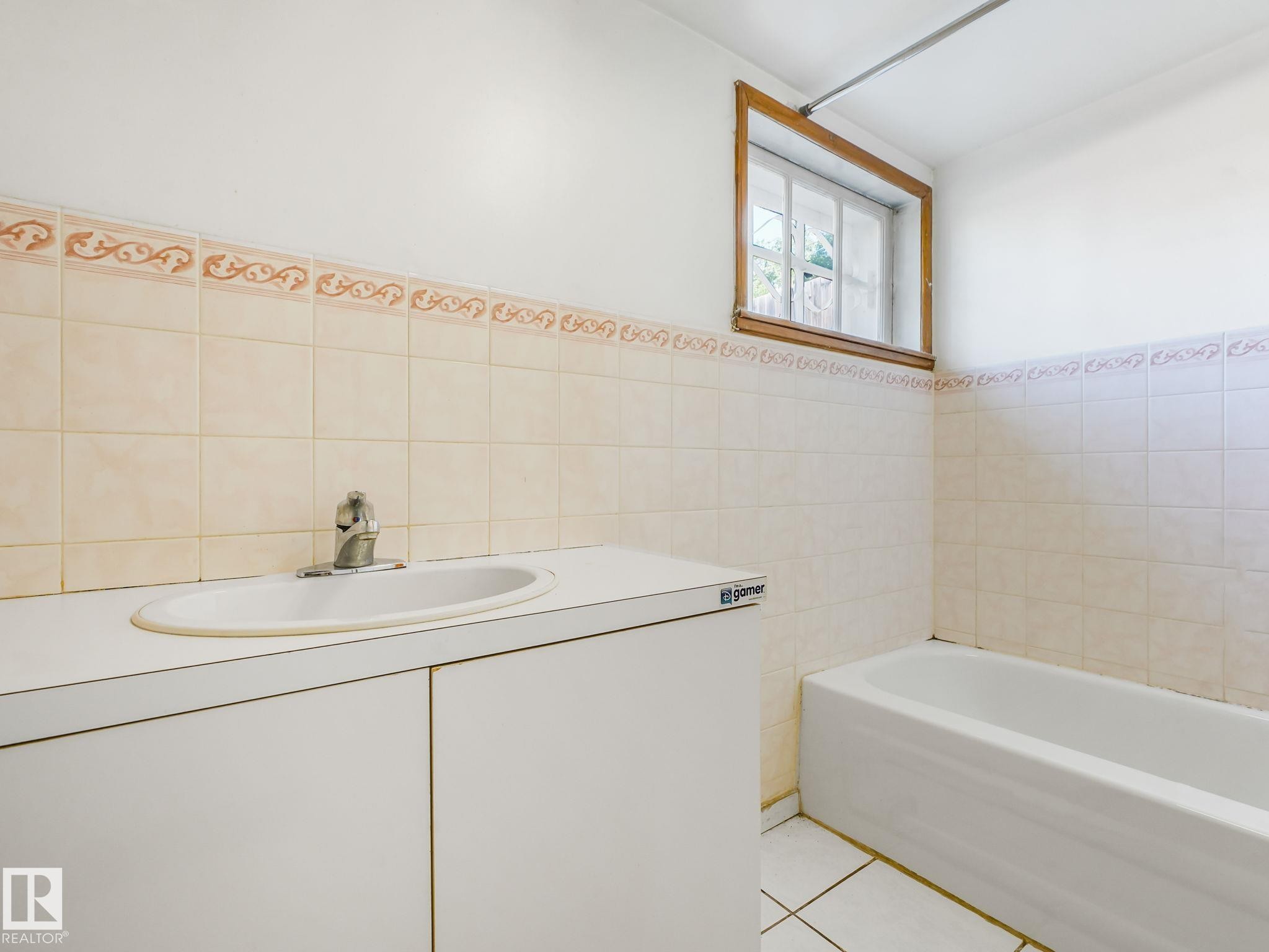 12418 125 Street Nw, Edmonton, AB - Indoor Photo Showing Bathroom