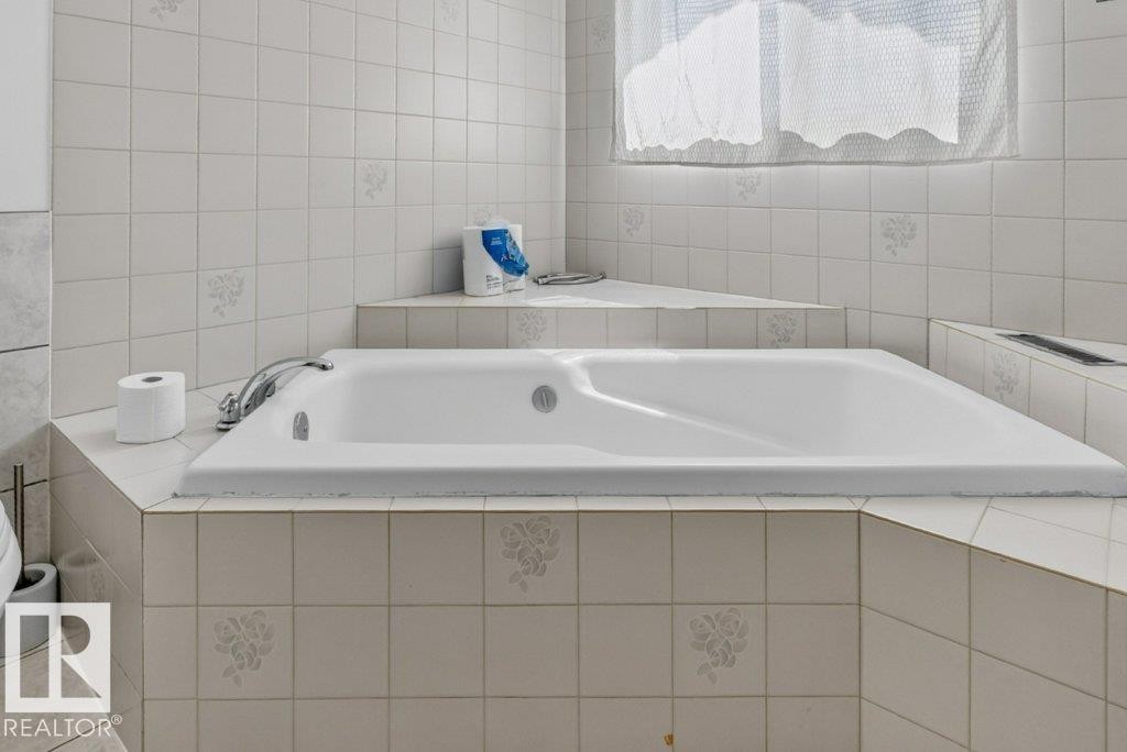 16524 99 Street Nw, Edmonton, AB - Indoor Photo Showing Bathroom