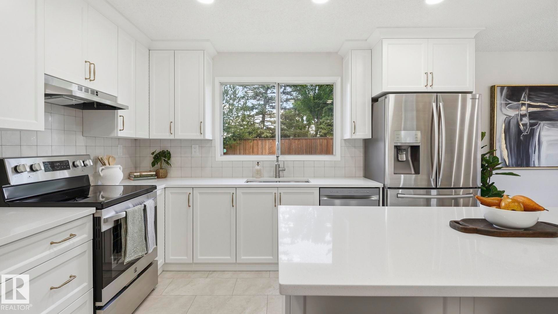 2723 83 Street Nw, Edmonton, AB - Indoor Photo Showing Kitchen With Upgraded Kitchen