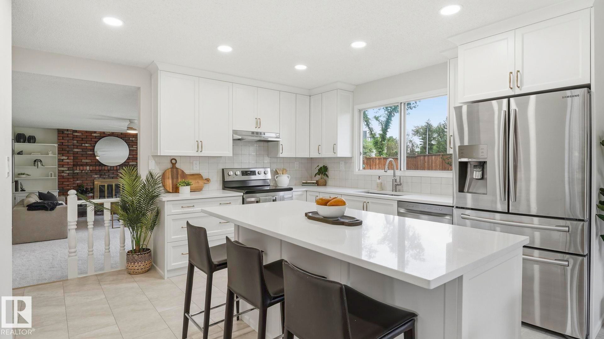 2723 83 Street Nw, Edmonton, AB - Indoor Photo Showing Kitchen With Upgraded Kitchen