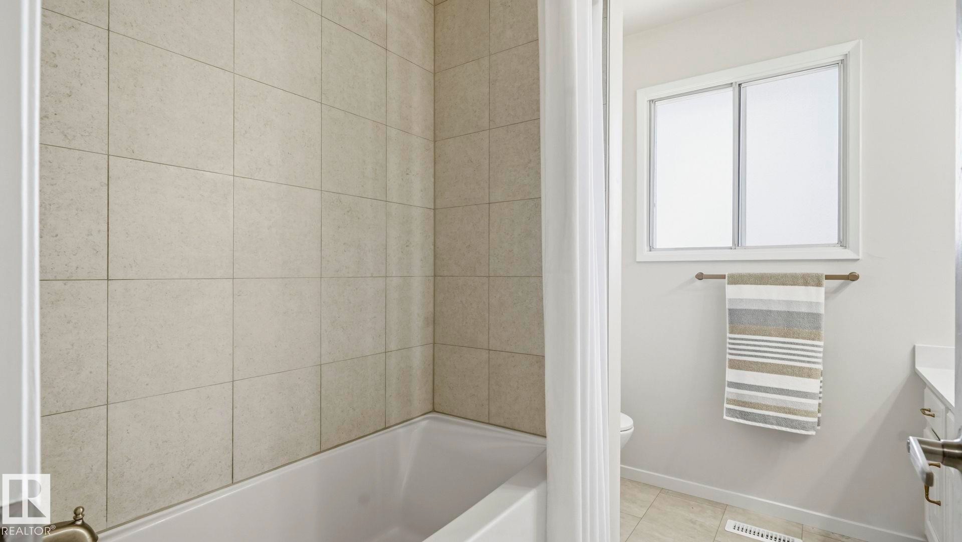 2723 83 Street Nw, Edmonton, AB - Indoor Photo Showing Bathroom