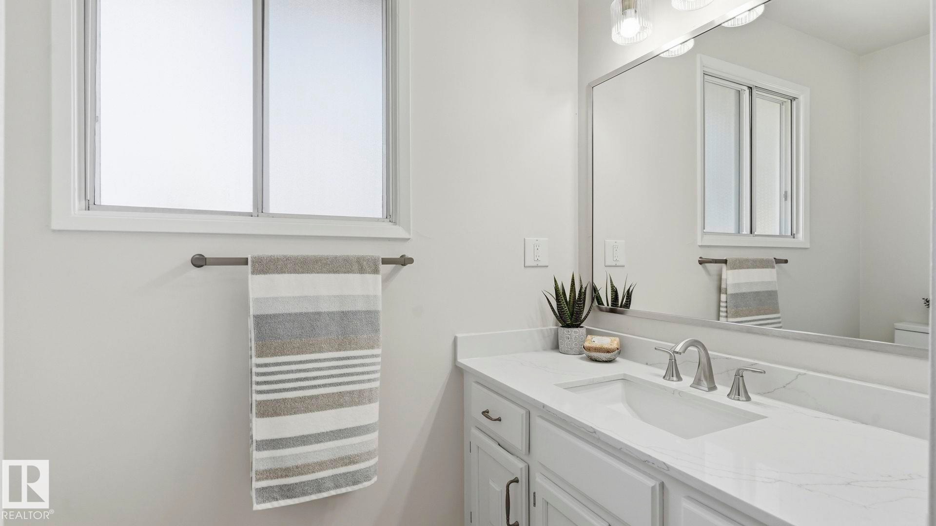 2723 83 Street Nw, Edmonton, AB - Indoor Photo Showing Bathroom