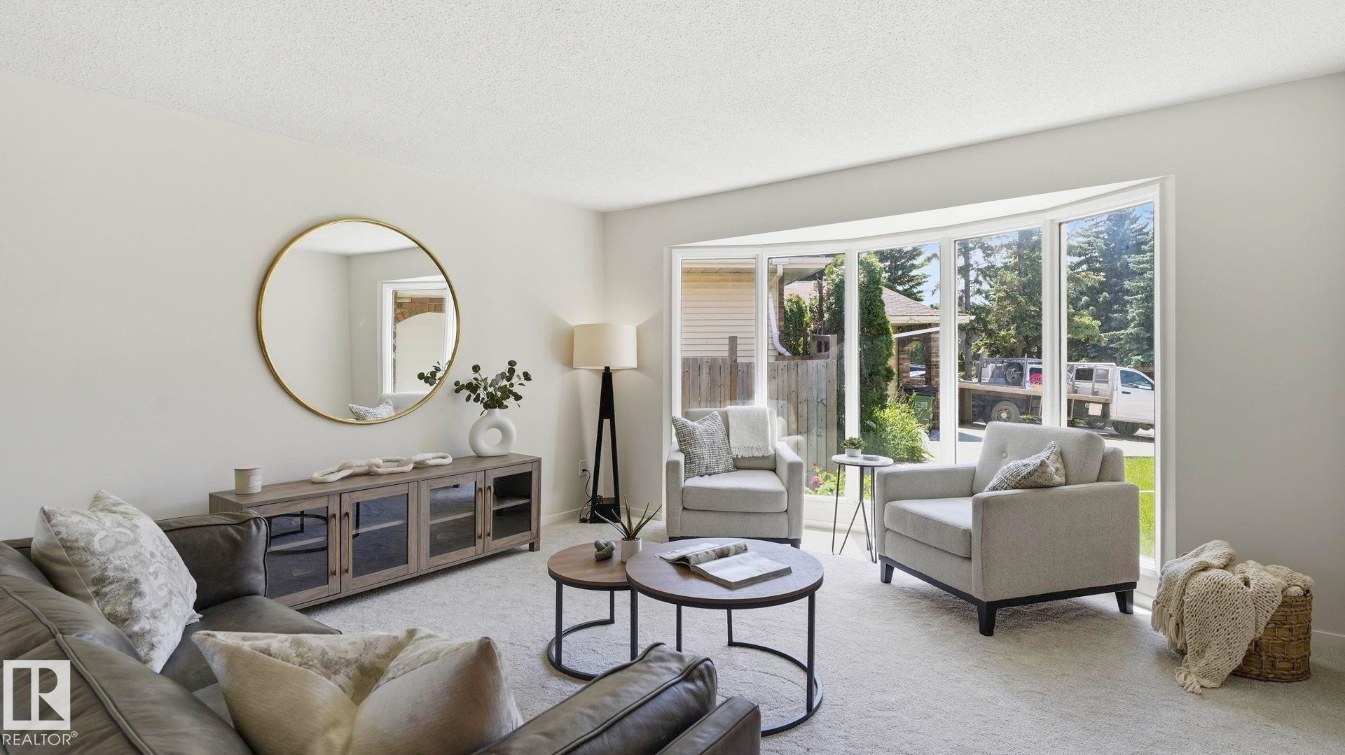 2723 83 Street Nw, Edmonton, AB - Indoor Photo Showing Living Room