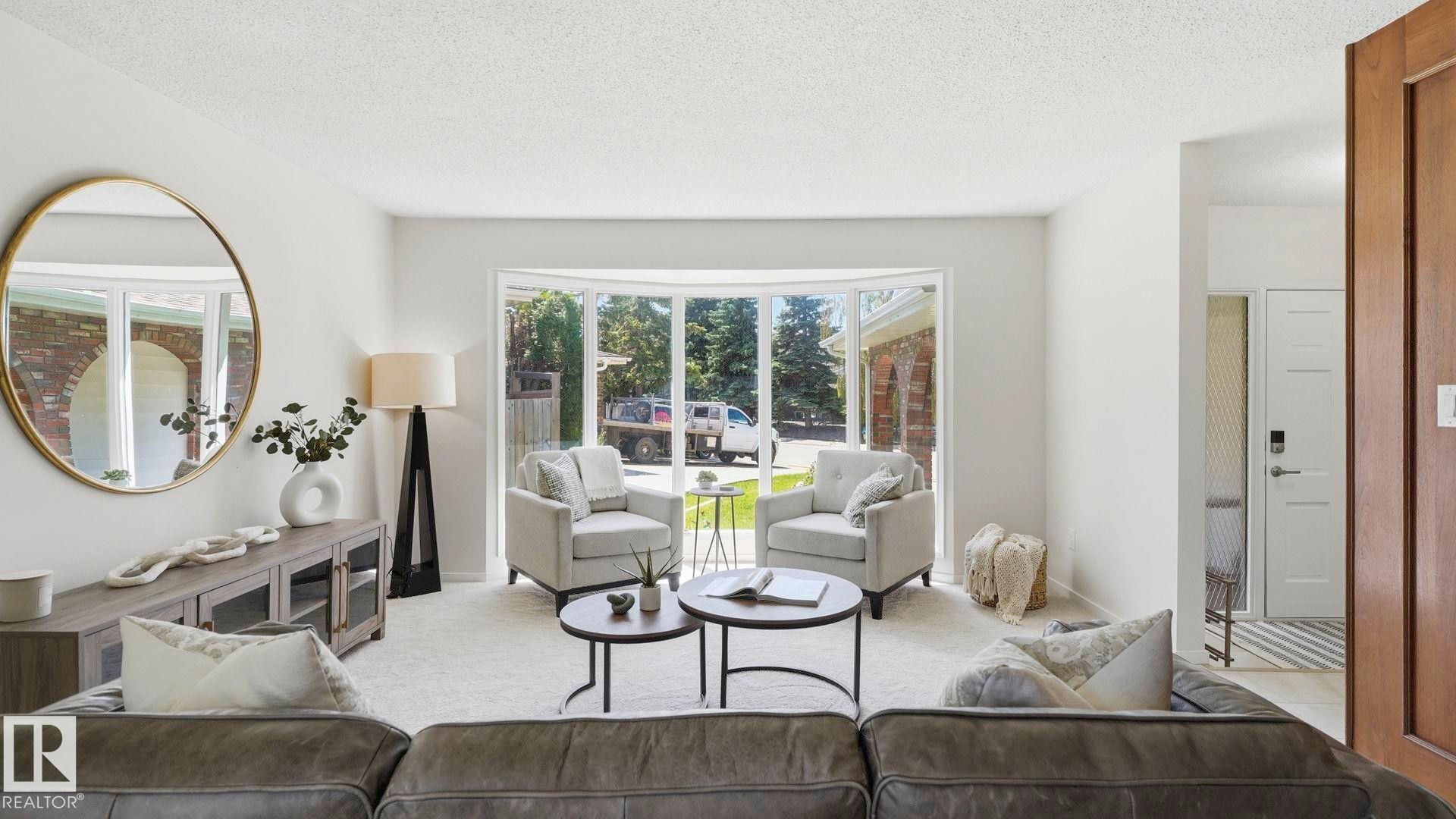 2723 83 Street Nw, Edmonton, AB - Indoor Photo Showing Living Room