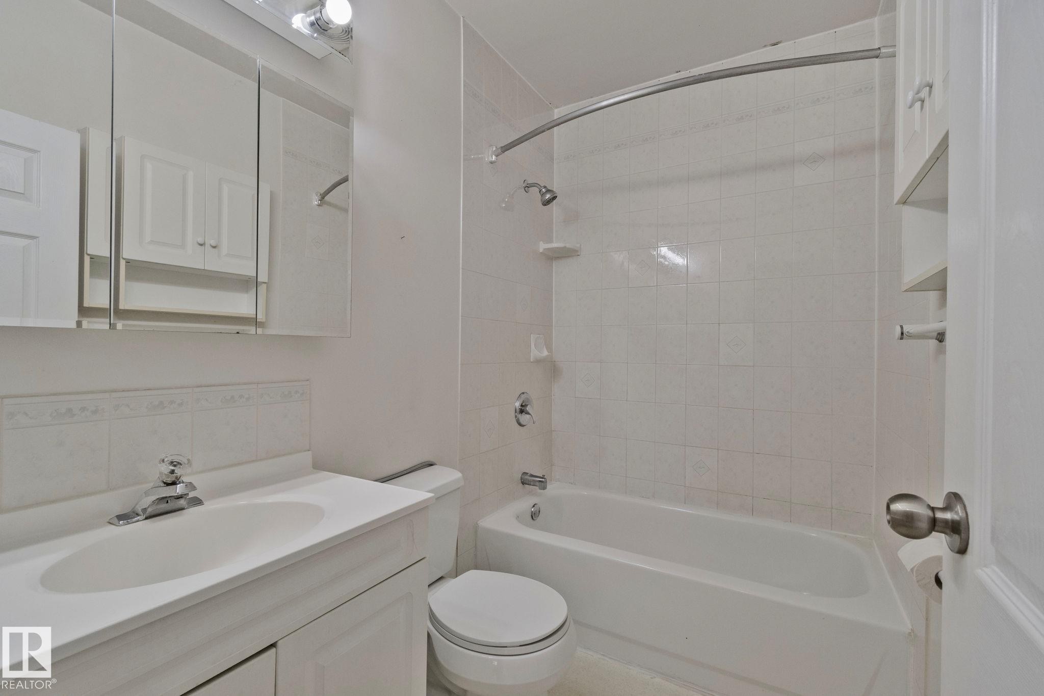 9727 69 Avenue, Edmonton, AB - Indoor Photo Showing Bathroom
