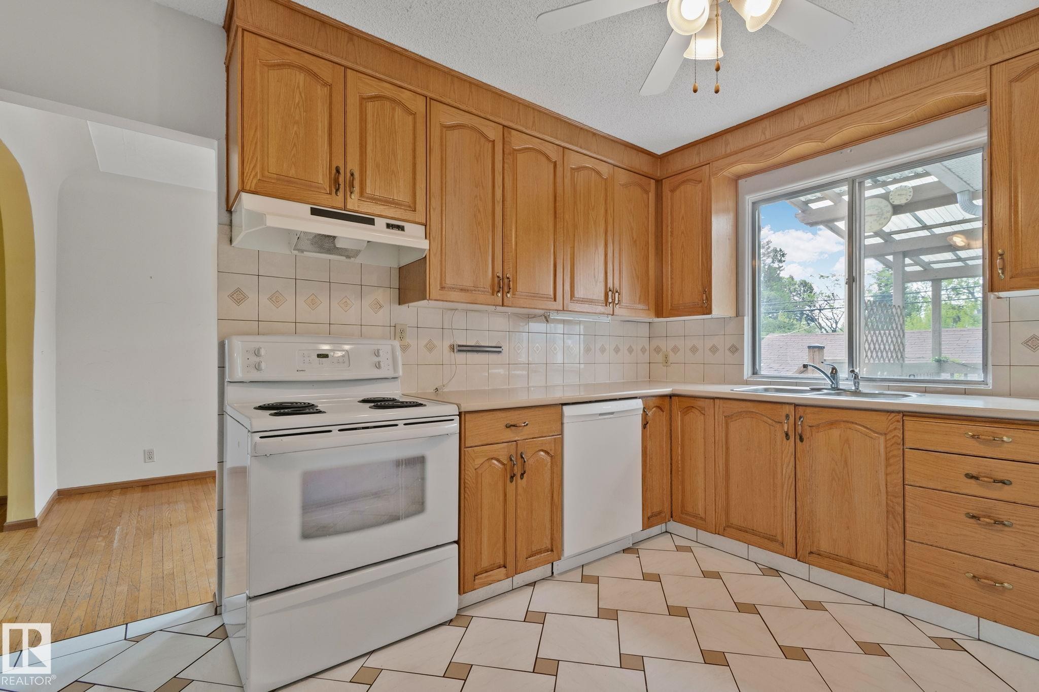 9727 69 Avenue, Edmonton, AB - Indoor Photo Showing Kitchen