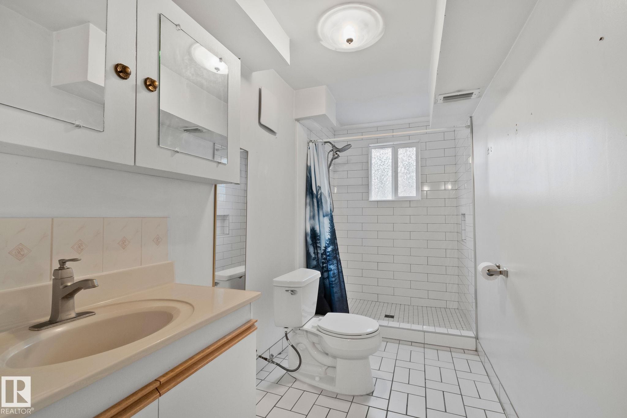 9727 69 Avenue, Edmonton, AB - Indoor Photo Showing Bathroom