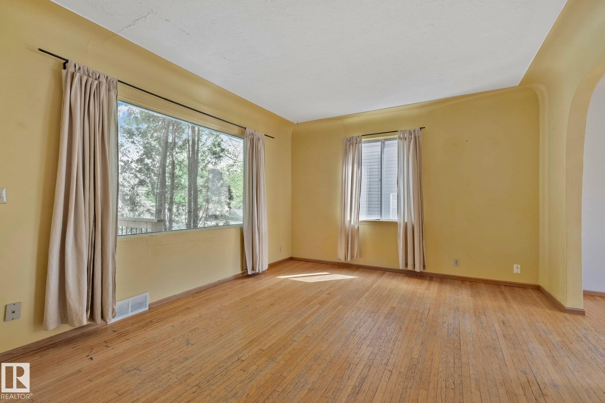 9727 69 Avenue, Edmonton, AB - Indoor Photo Showing Other Room