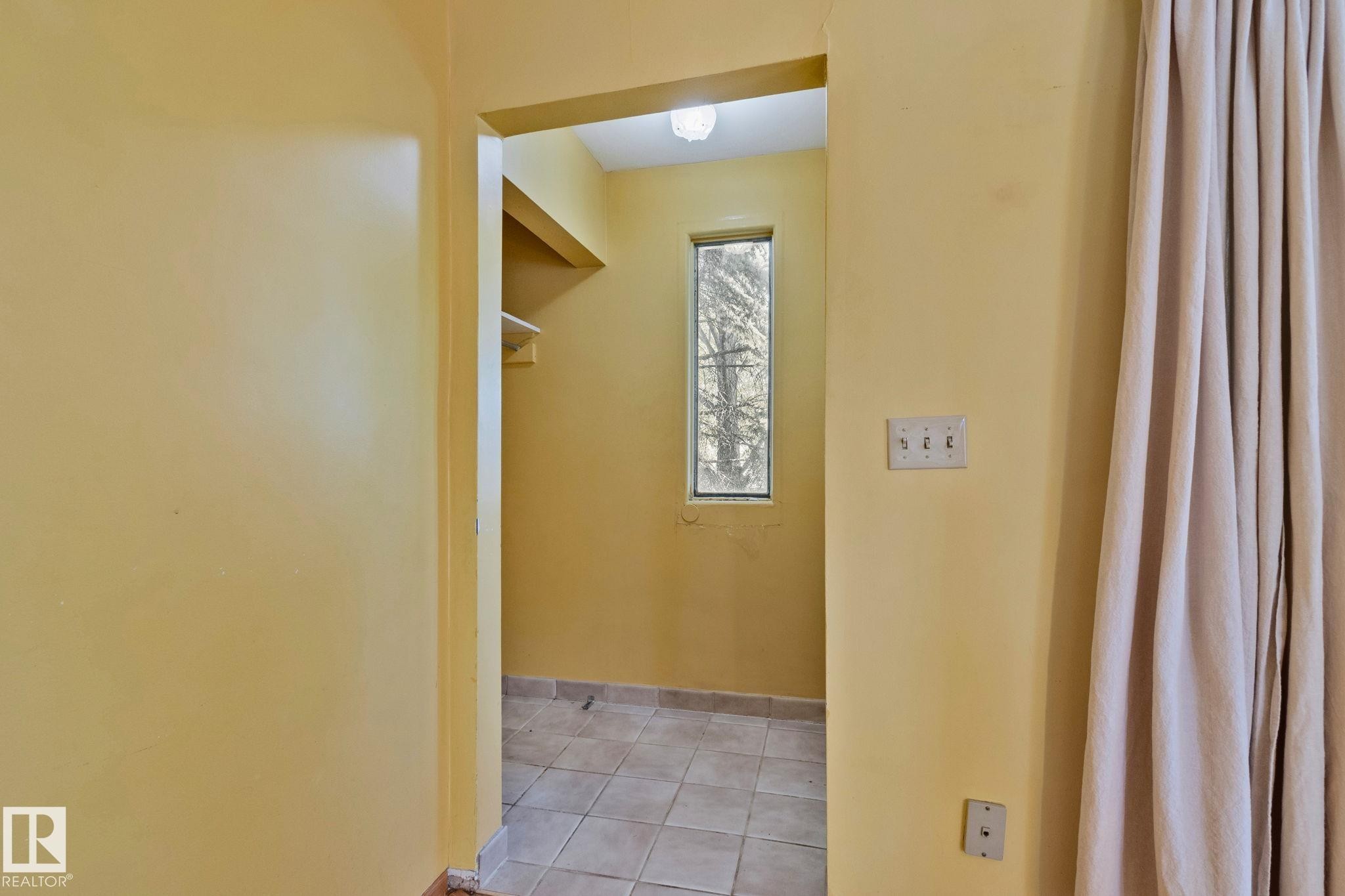 9727 69 Avenue, Edmonton, AB - Indoor