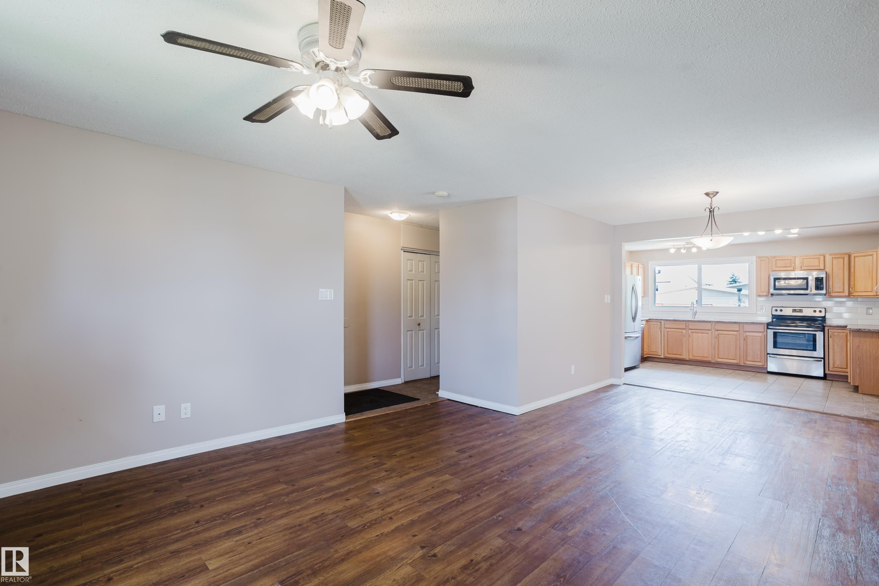8707 151 Avenue Nw, Edmonton, AB - Indoor Photo Showing Kitchen