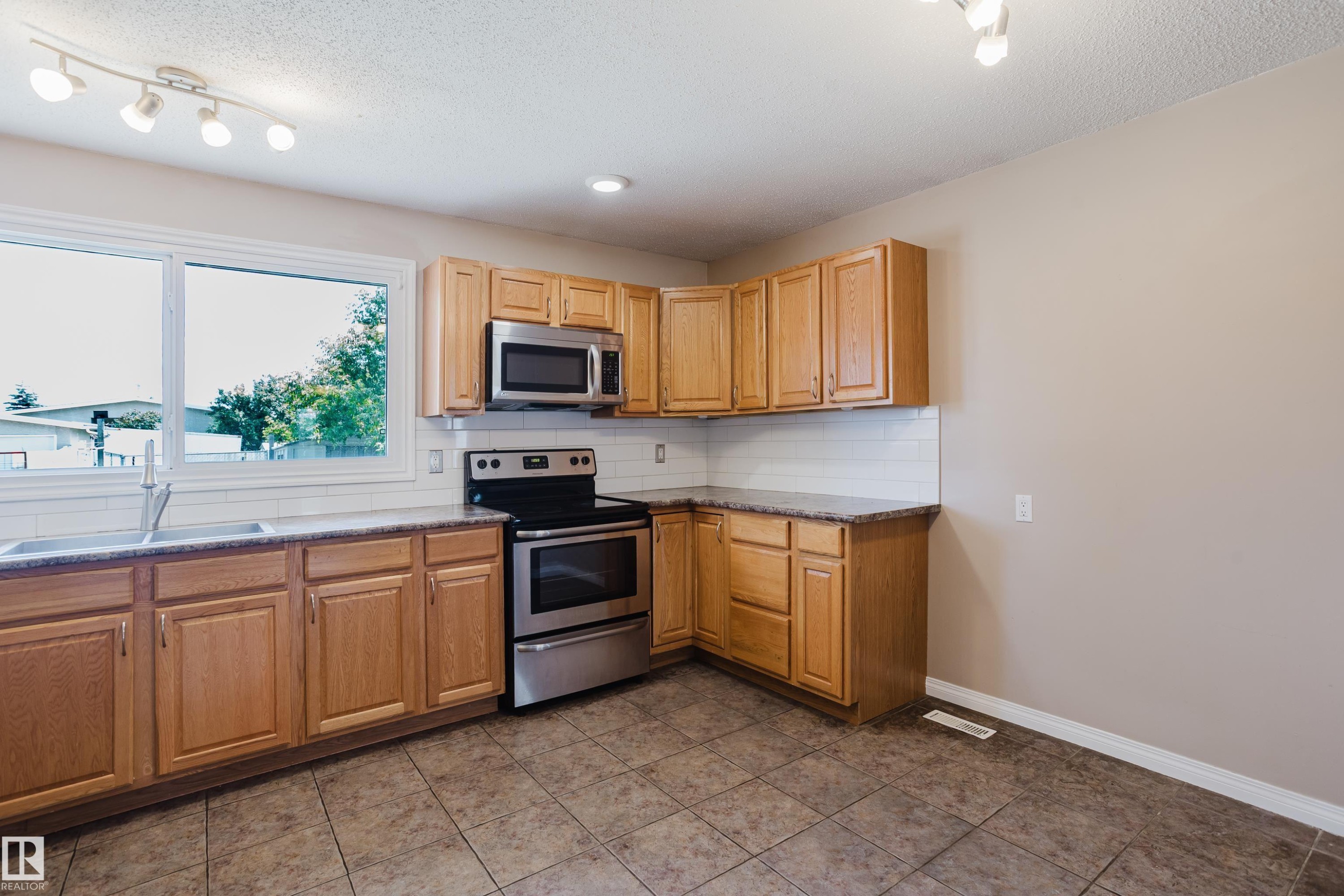 8707 151 Avenue, Edmonton, AB
