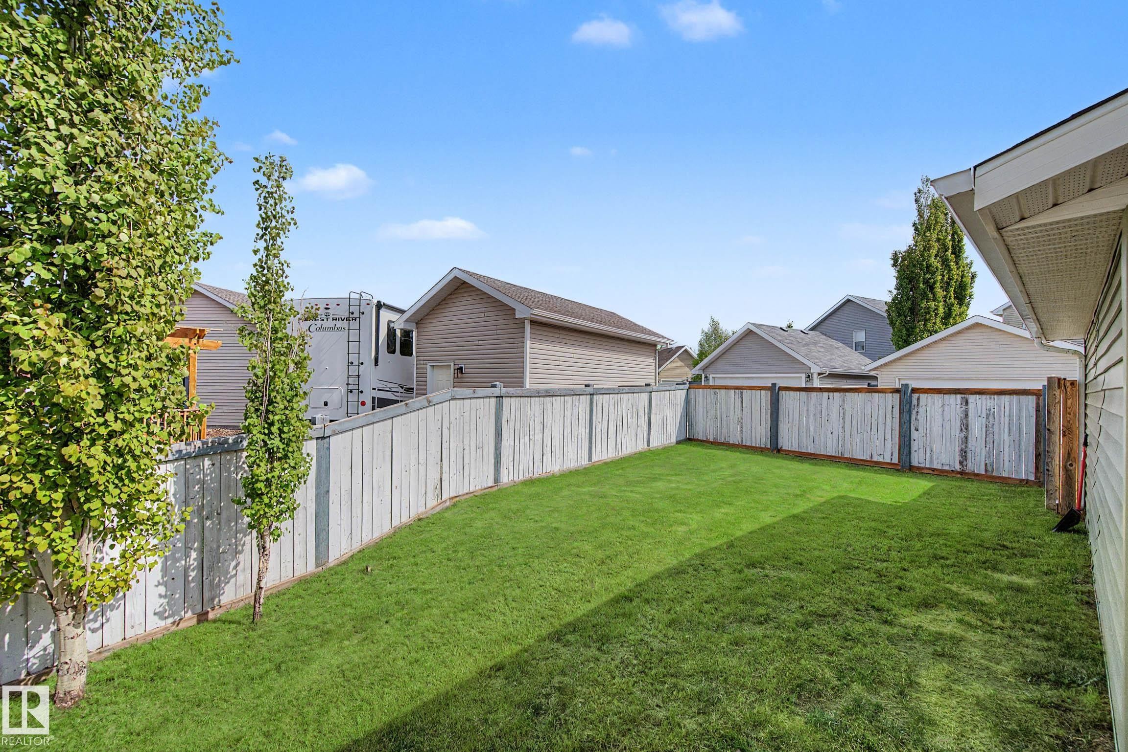 Expansive grassy yard with mature trees and a privacy fence - 2007 72 Street, Edmonton, AB - Outdoor
