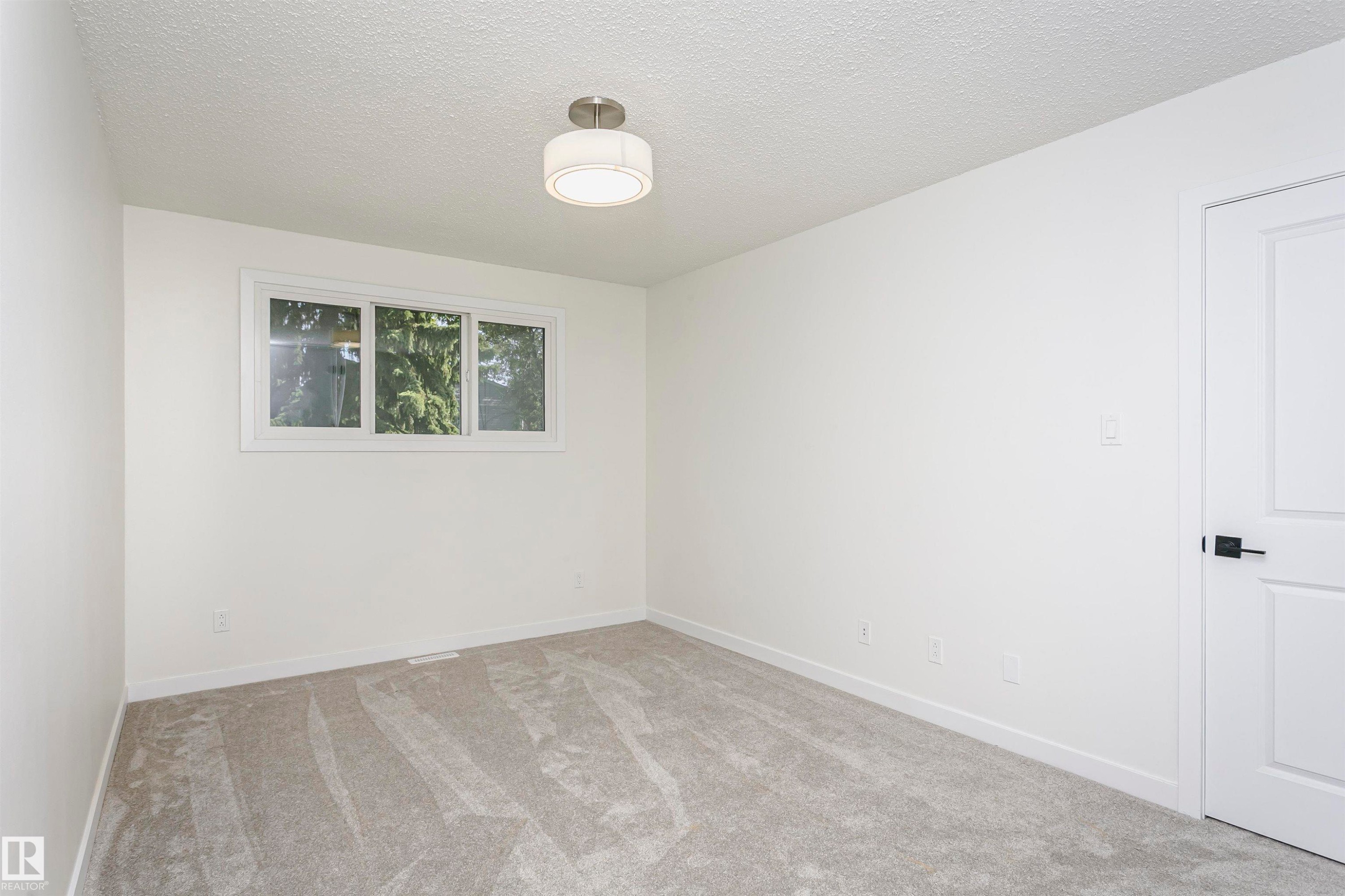 Neutral white walls and light gray carpeting create a versatile interior - 5418 144B Avenue, Edmonton, AB